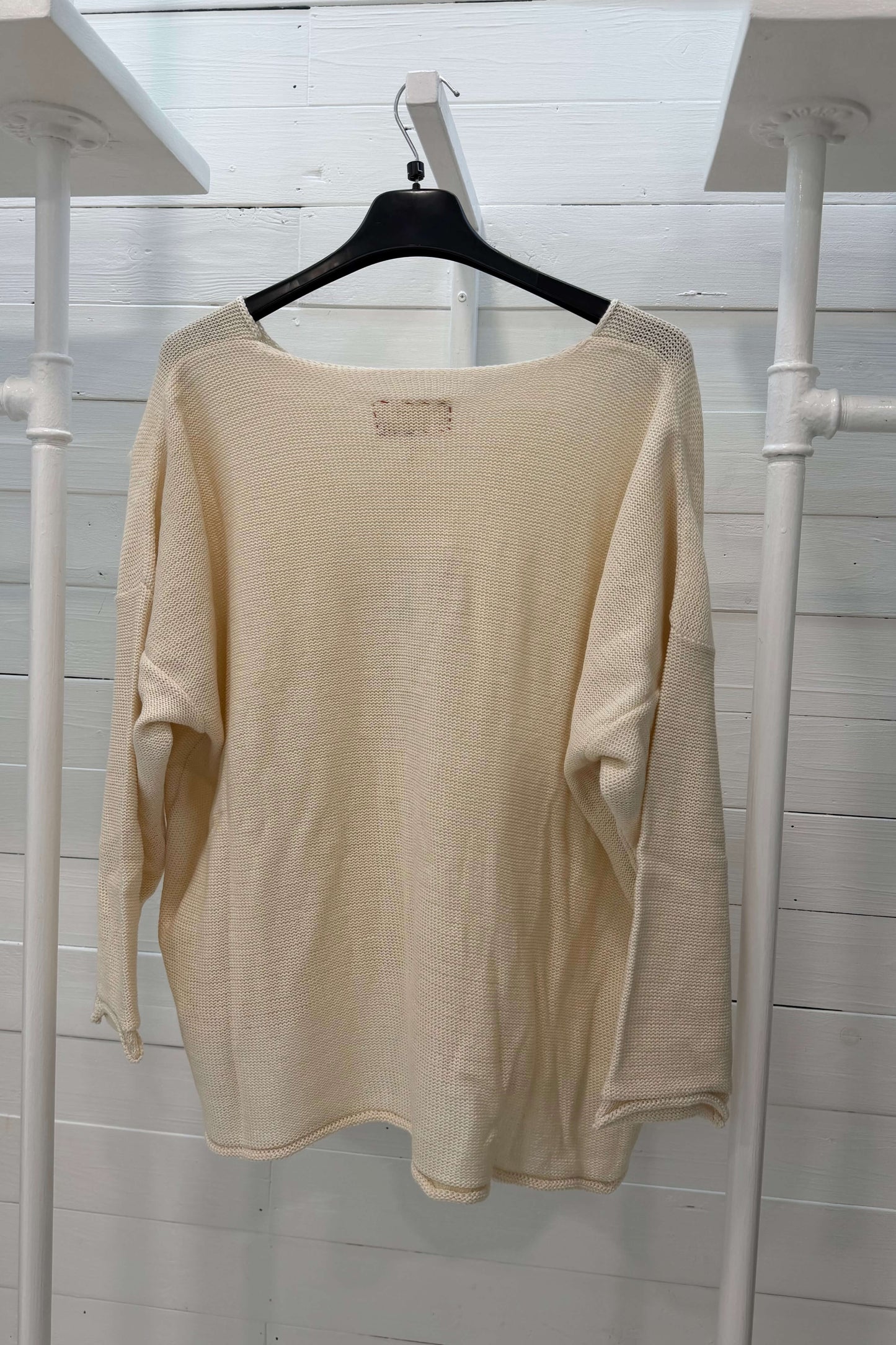 Maglia con applicazioni materiche