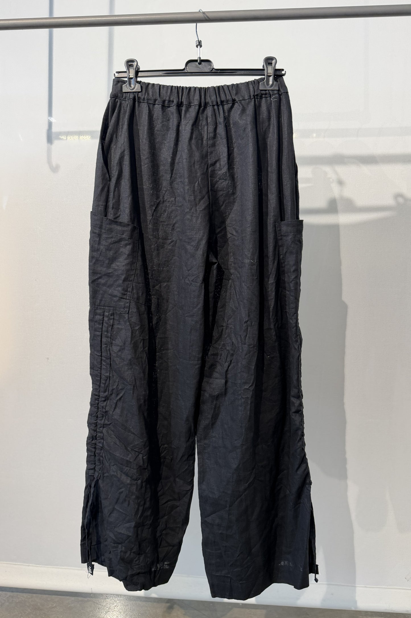 Pantalone ampio in lino con dettagli arricciati