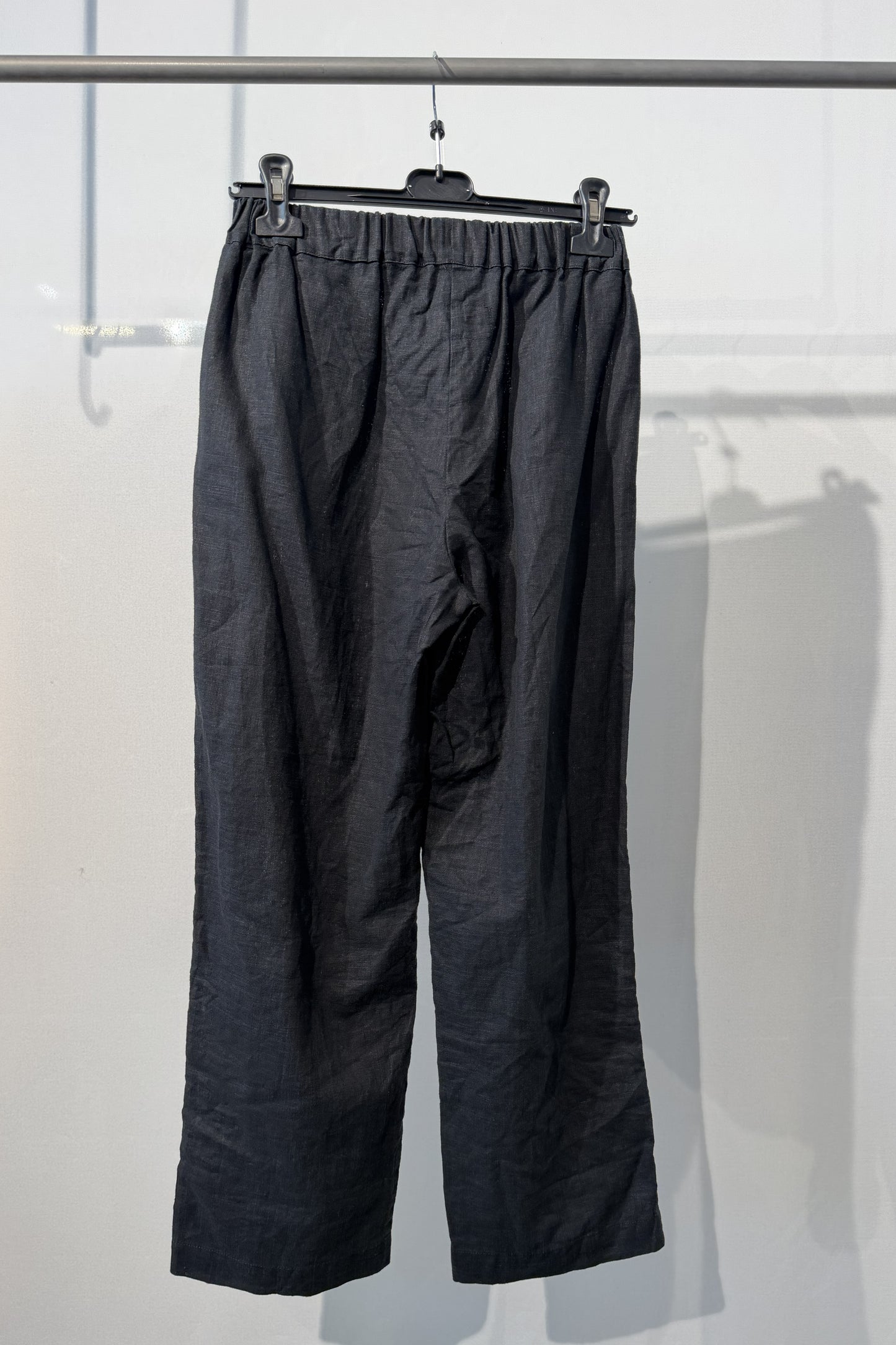 Pantalone in lino con dettagli sartoriali e bottoni
