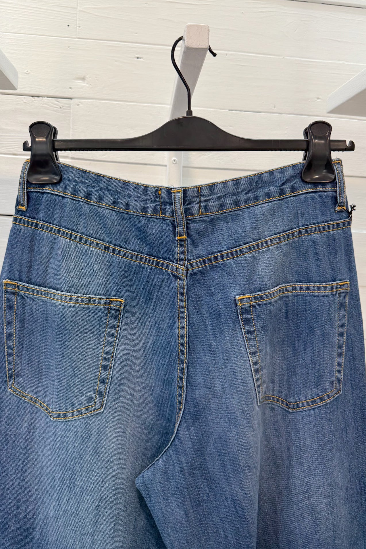 Jeans con tasche a filetto