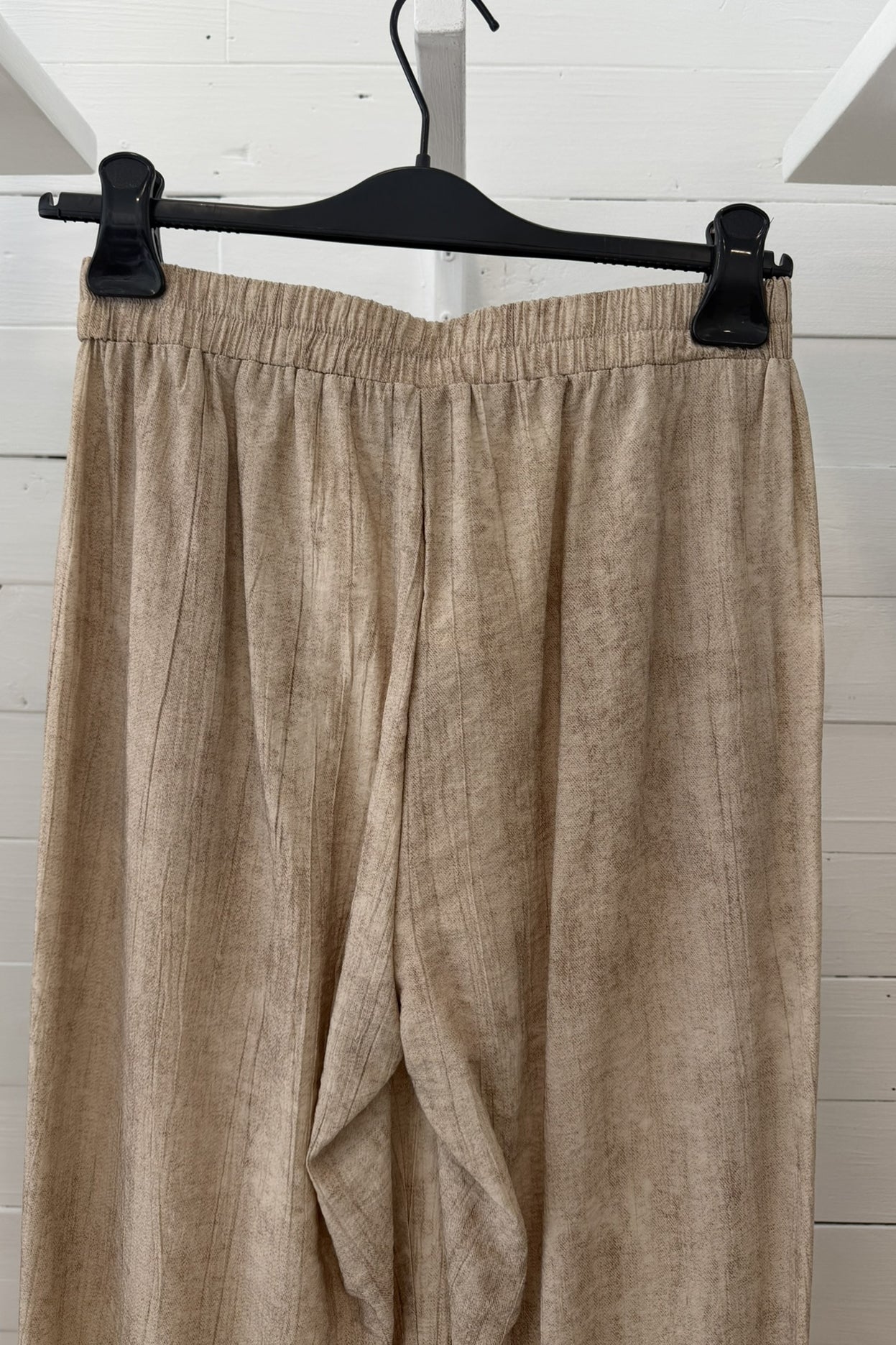 Pantalone ampio in viscosa stampa effetto lino