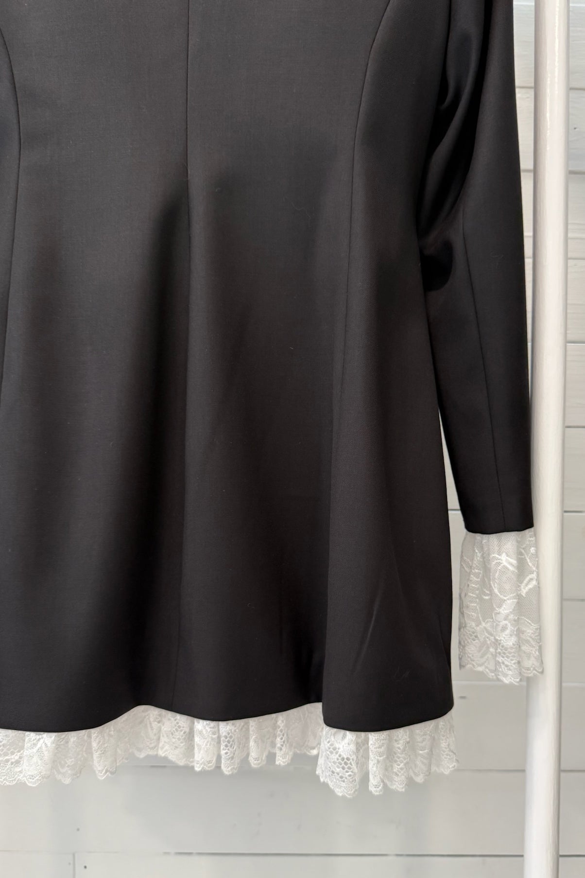 Abito con dettagli in pizzo