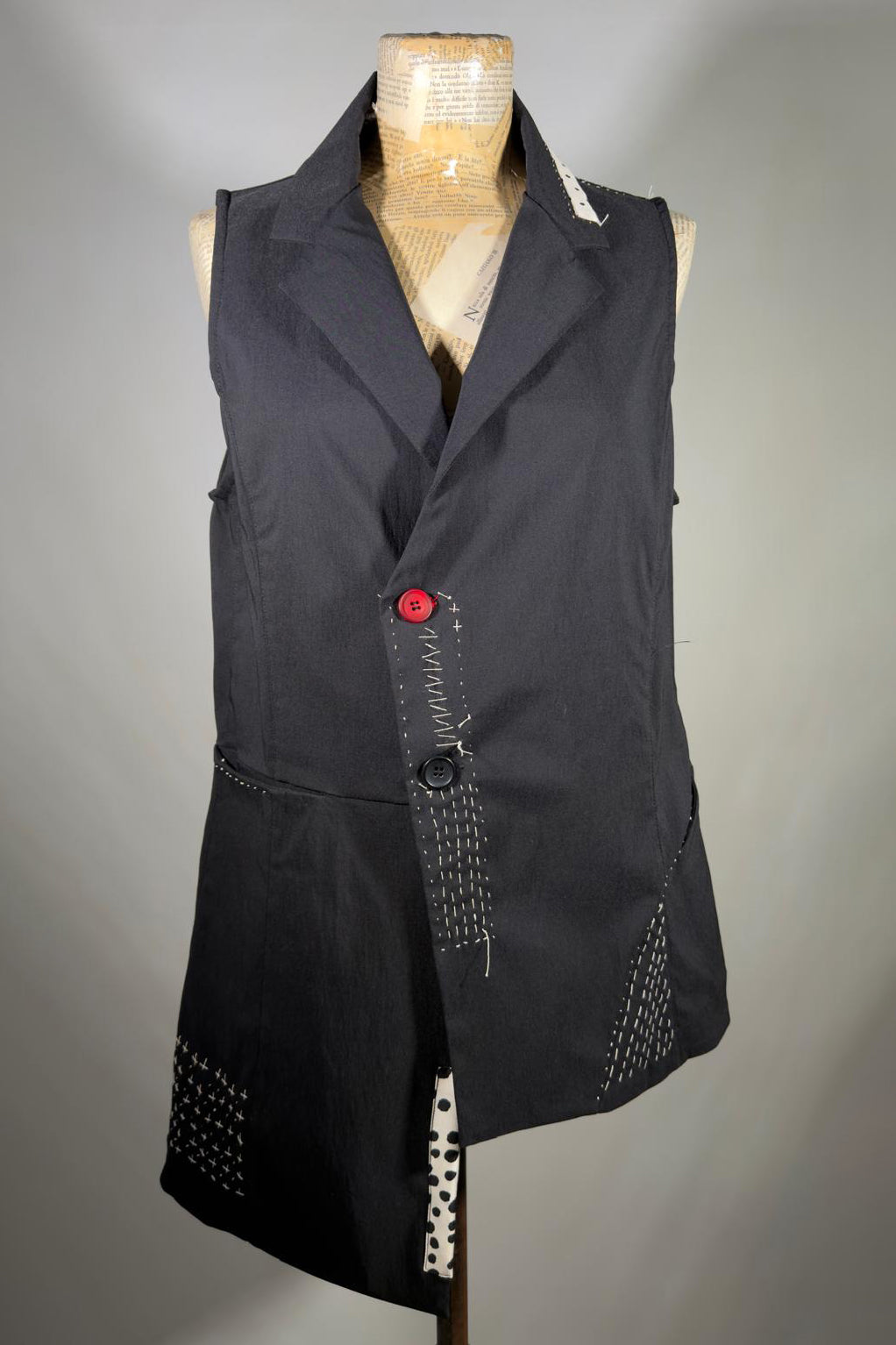 Gilet sartoriale con impunture decorative
