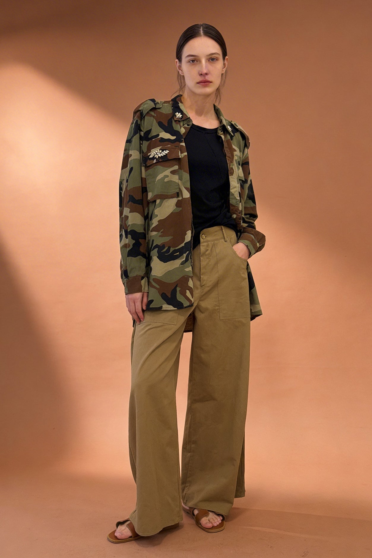 Camicia camouflage con applicazioni gioiello