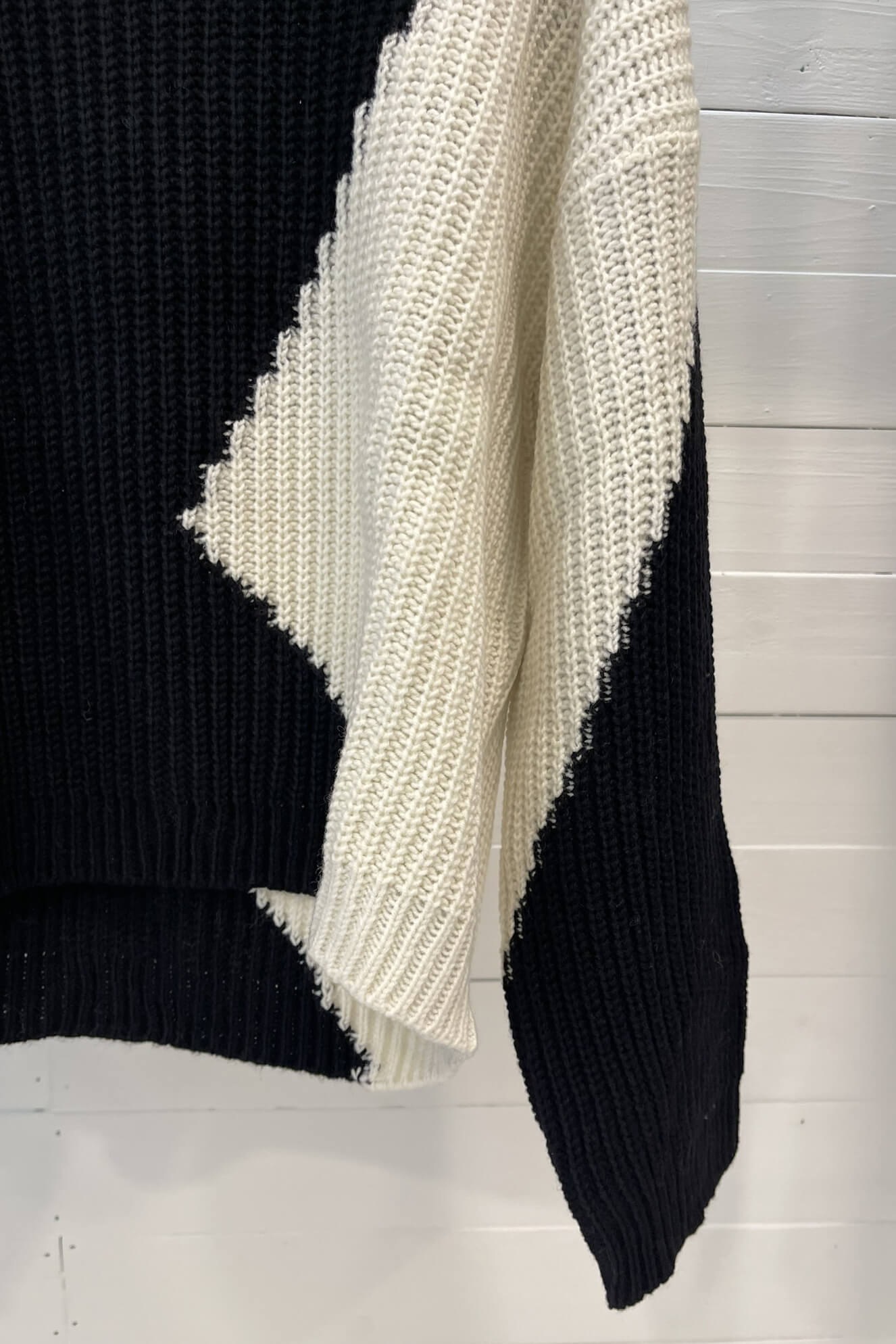 Maglione asimmetrico bianco e nero