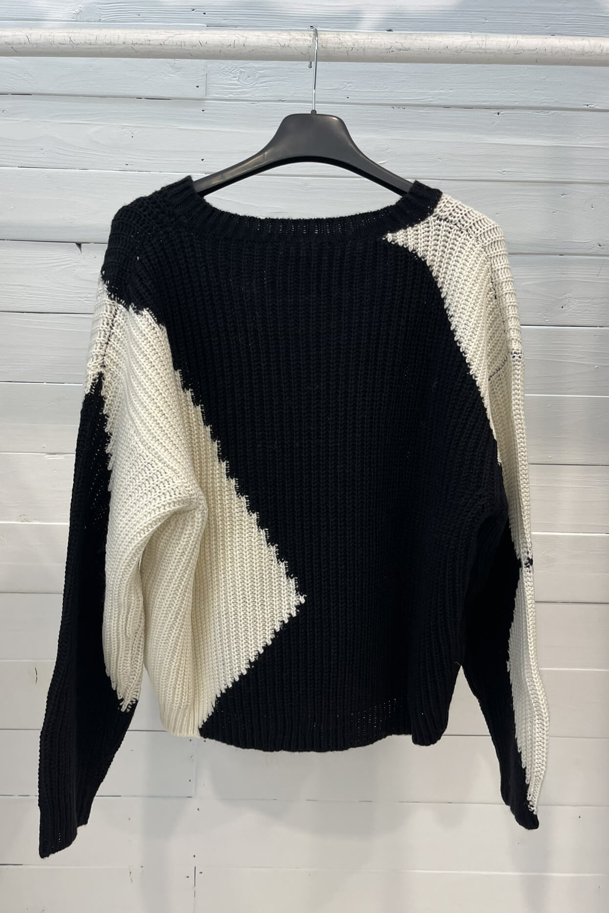 Maglione asimmetrico bianco e nero