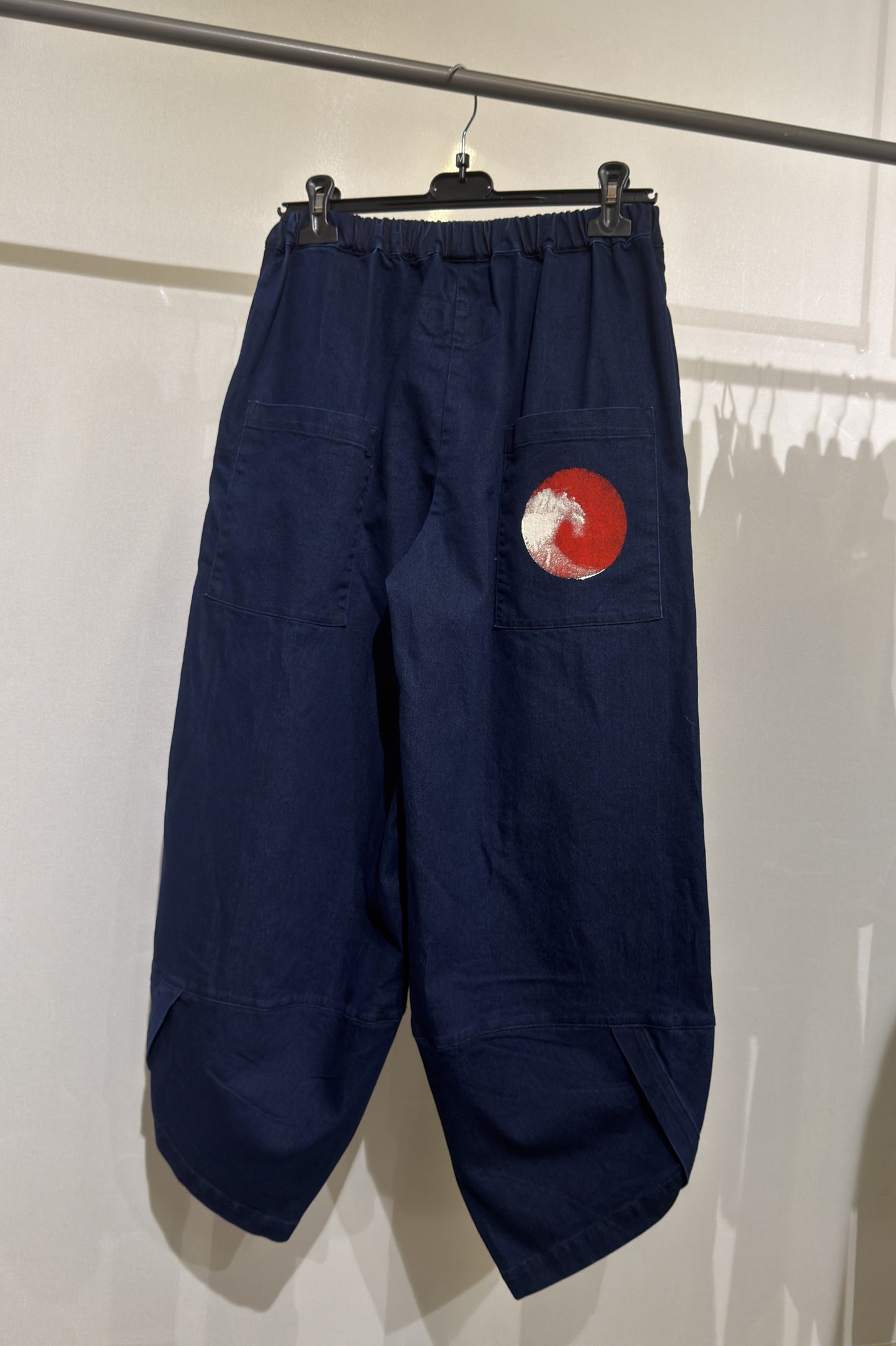 Pantalone Effetto Jeans con Stampe Grafiche