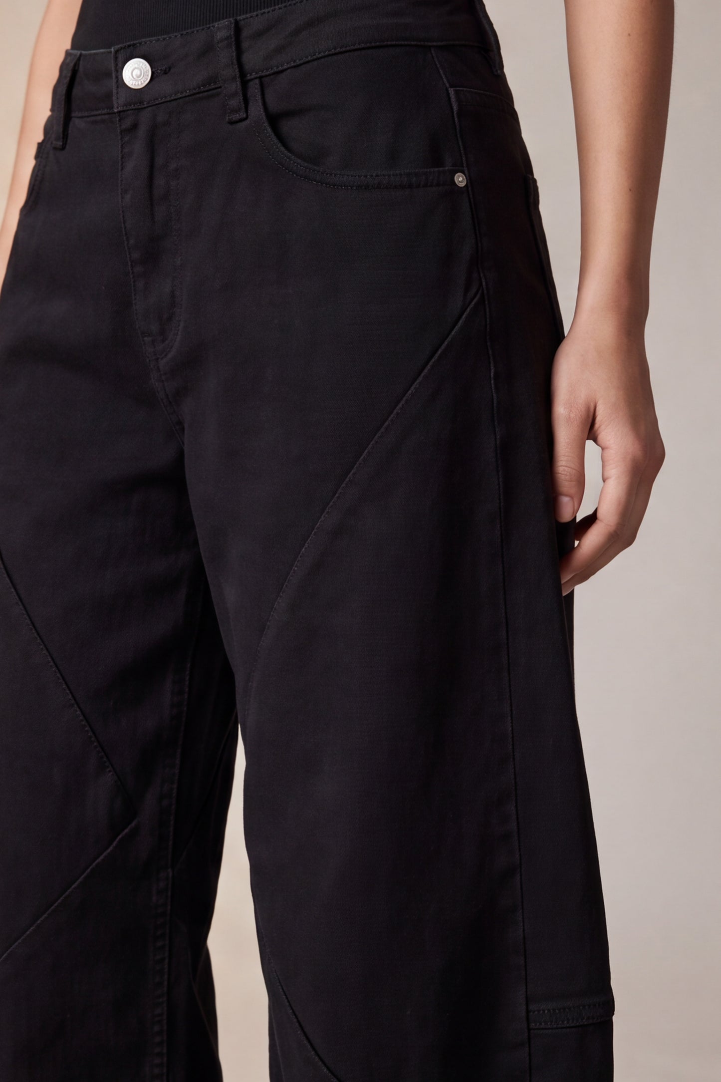 Pantalone wide leg con tagli geometrici