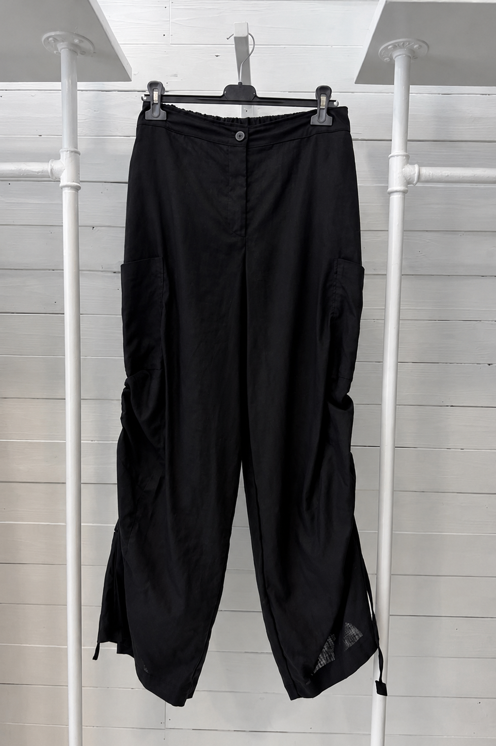 Pantalone in lino con dettagli arricciati