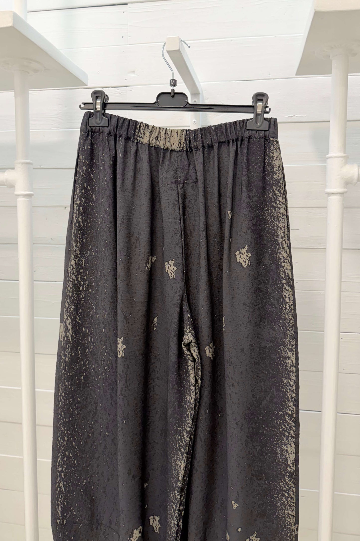 Pantalone con stampa effetto marmorizzato