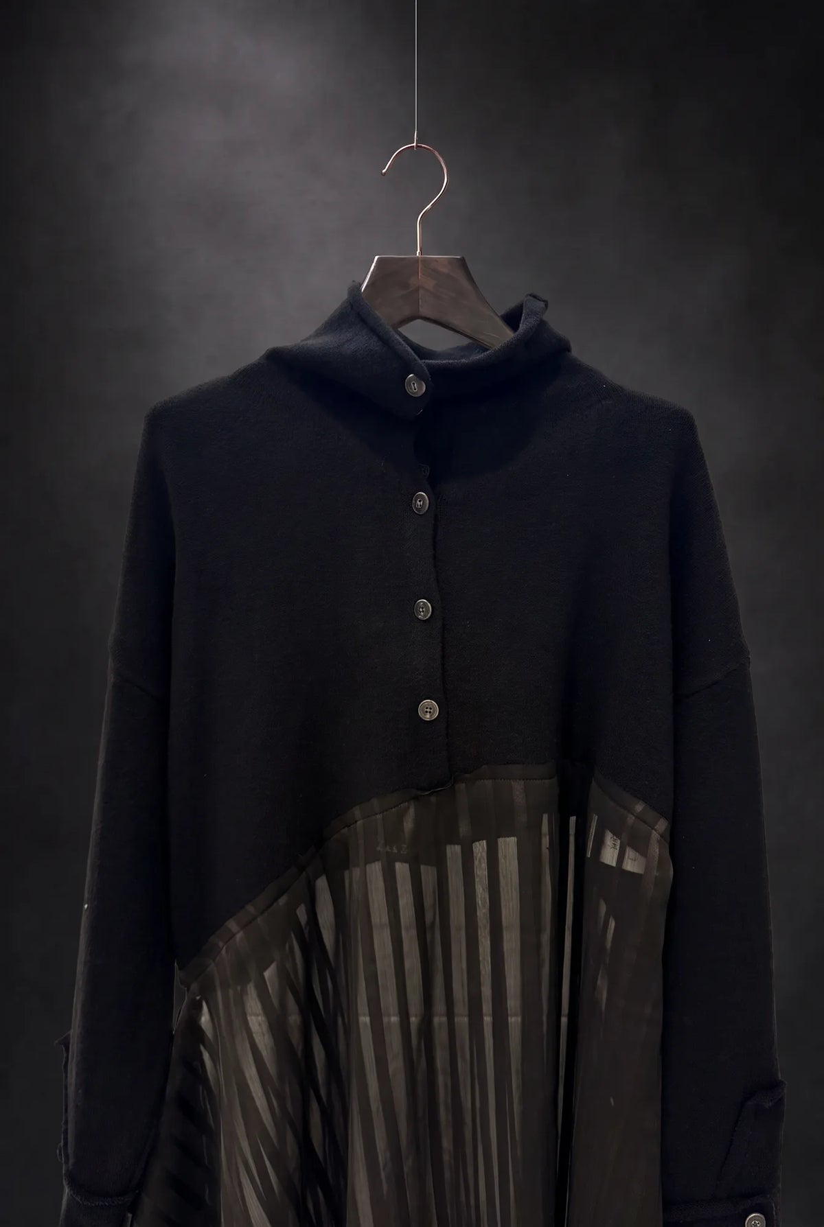 Maglia asimmetrica con inserto trasparente