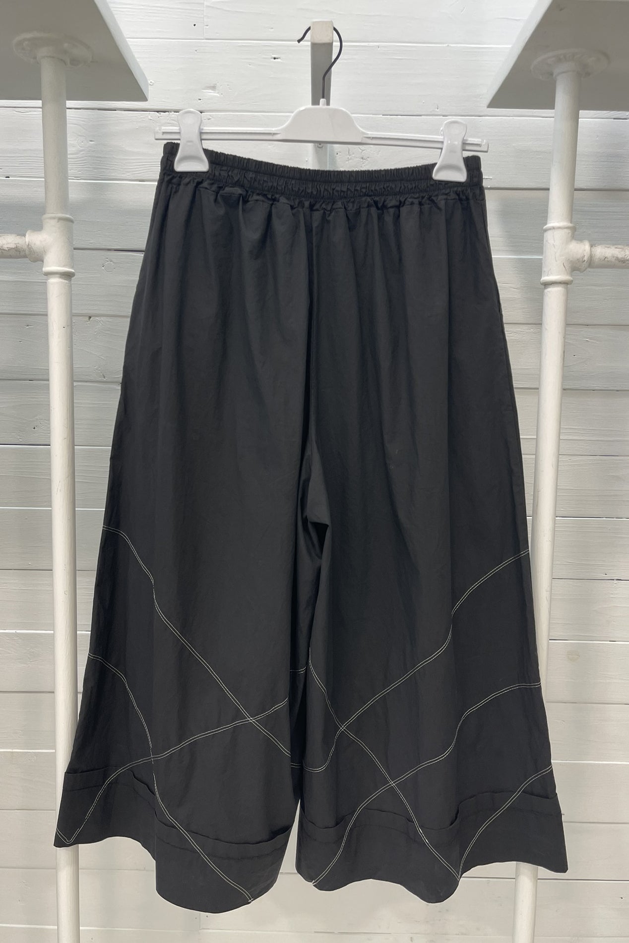 Pantalone in cotone con cuciture a contrasto