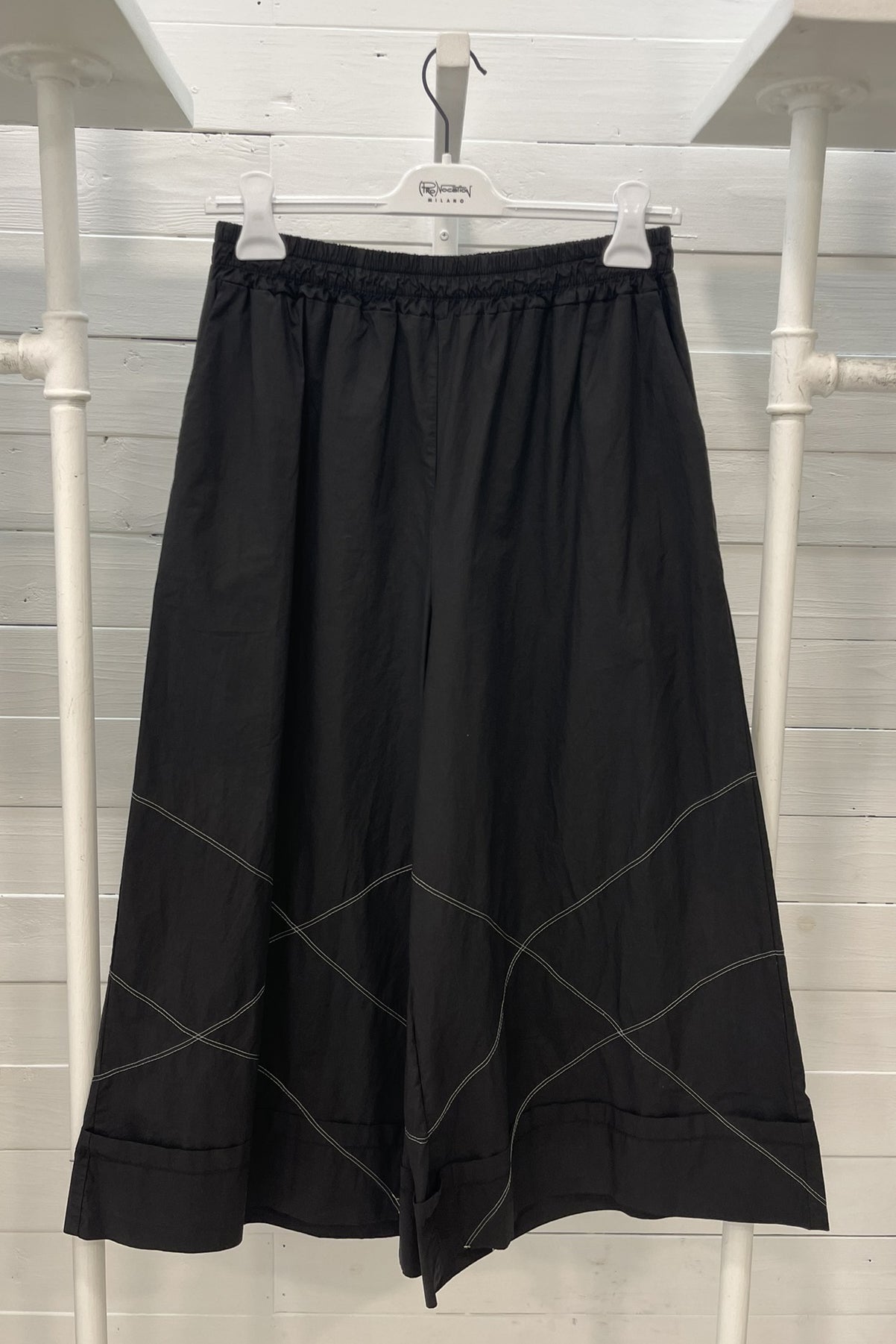 Pantalone in cotone con cuciture a contrasto