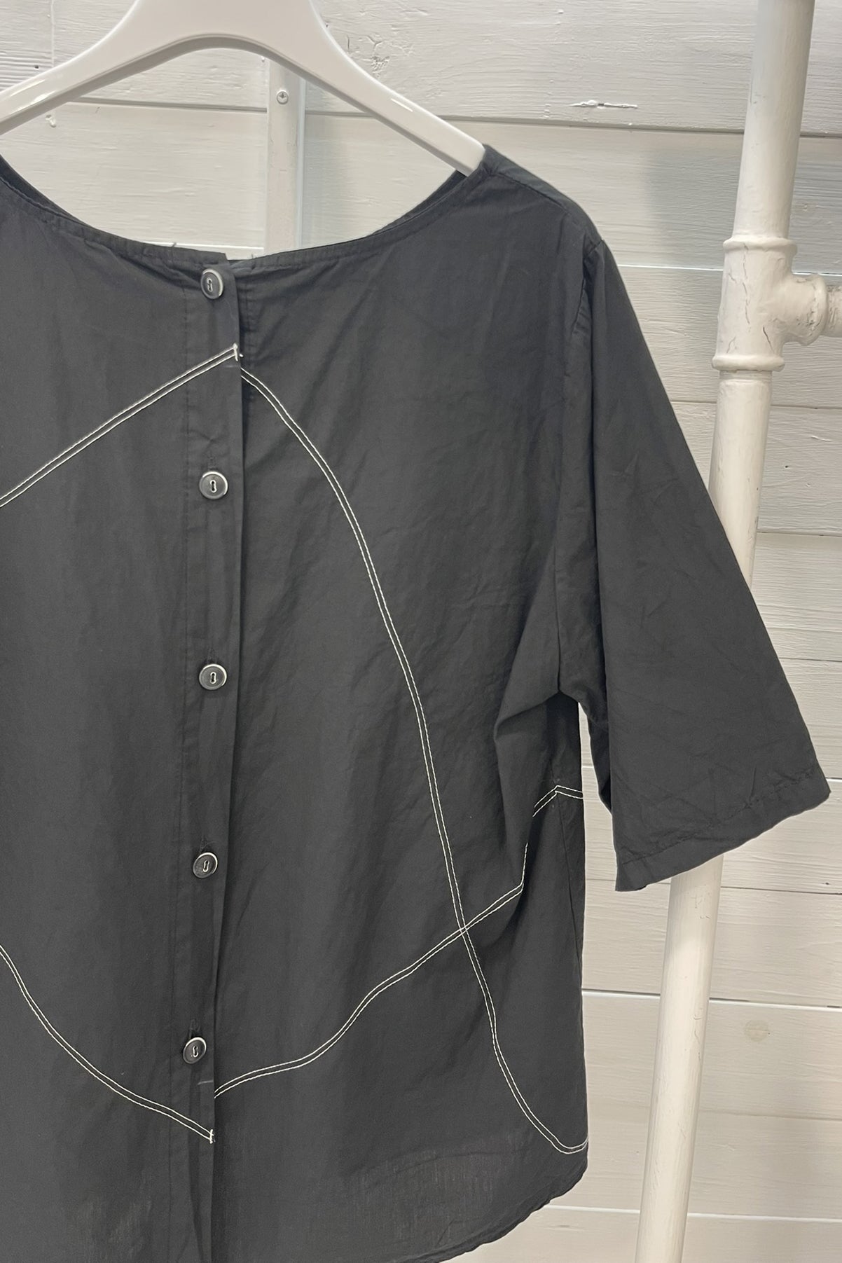 Blusa in cotone con cuciture a contrasto