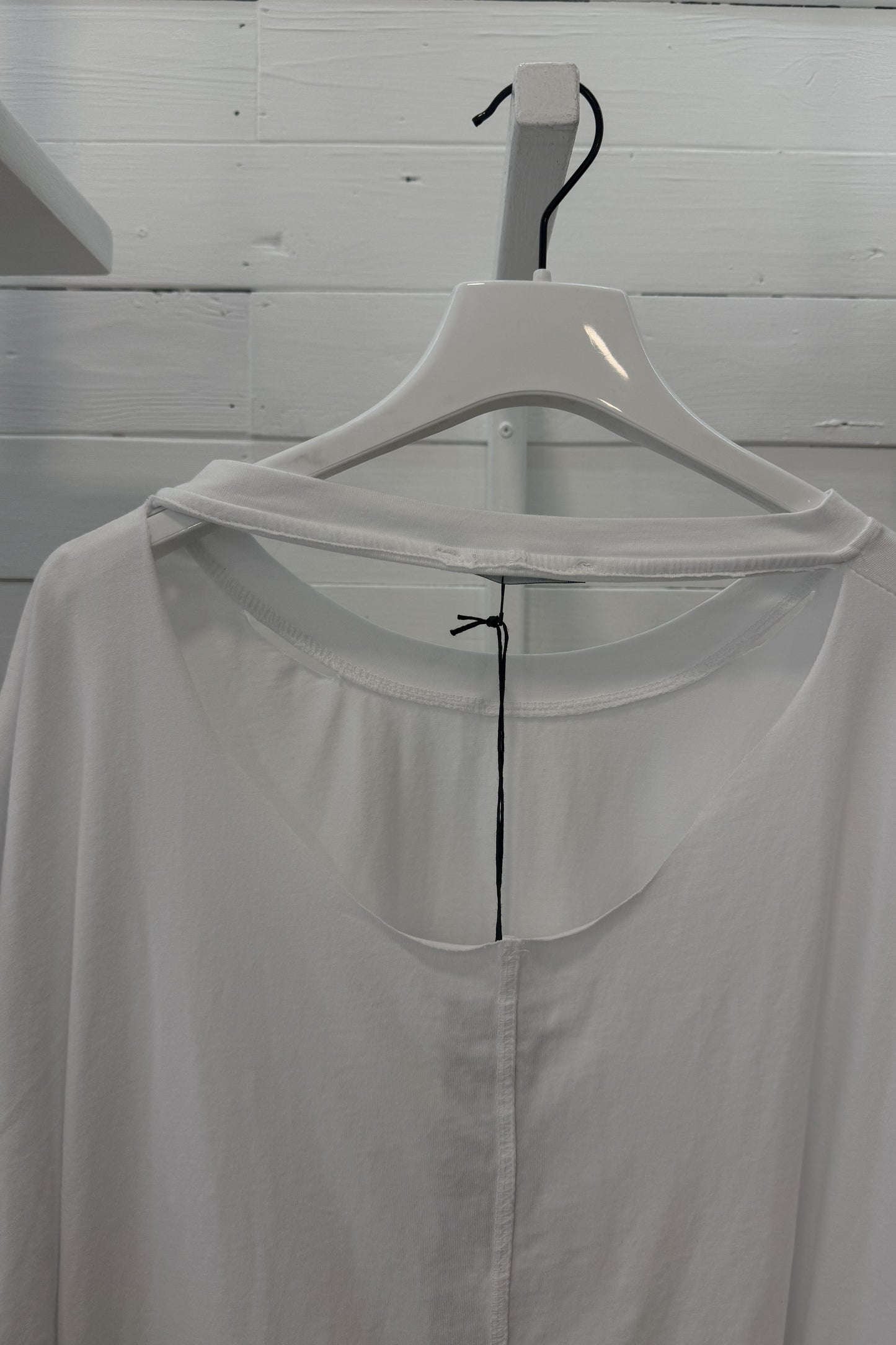 T-shirt con dettagli raw