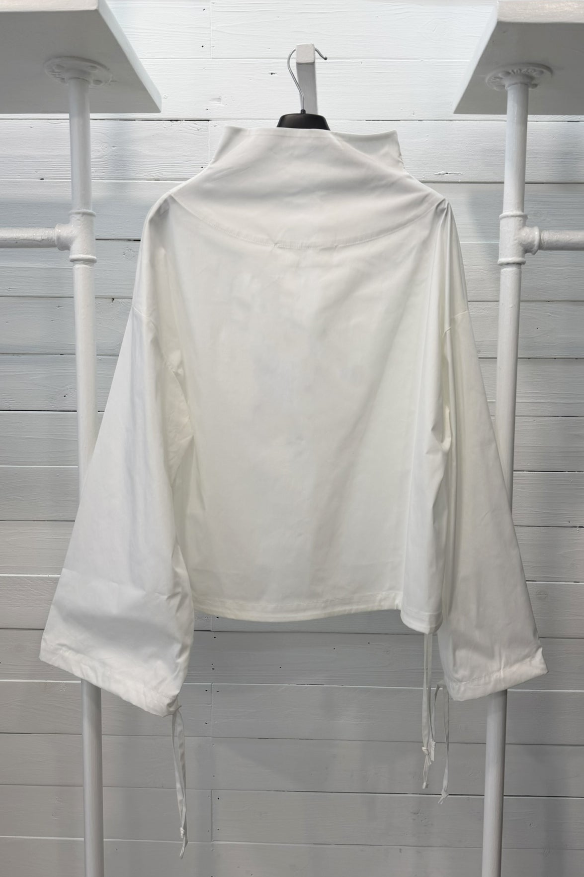 Blusa con collo strutturato