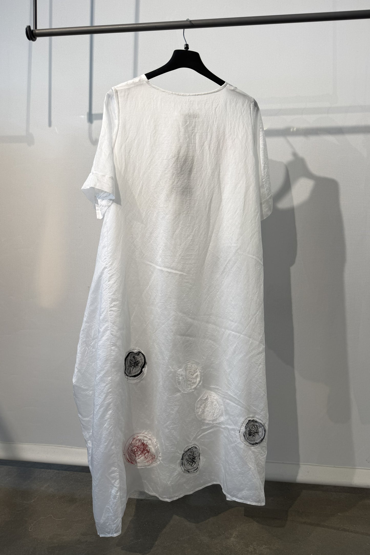 Abito lungo oversize con applicazioni artistiche