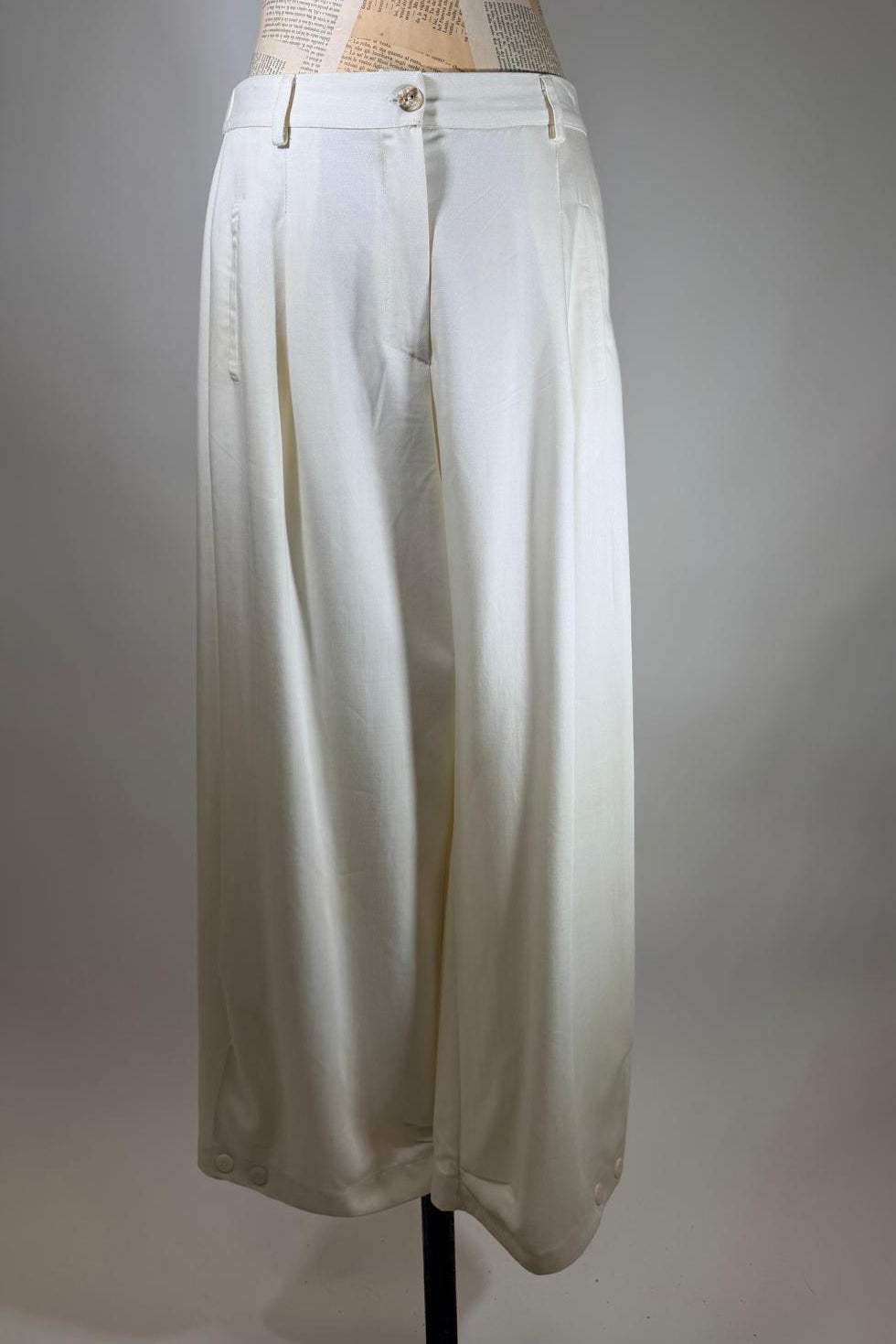 Pantalone con bottoni al fondo