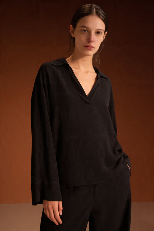 Blusa over nera con scollo a V