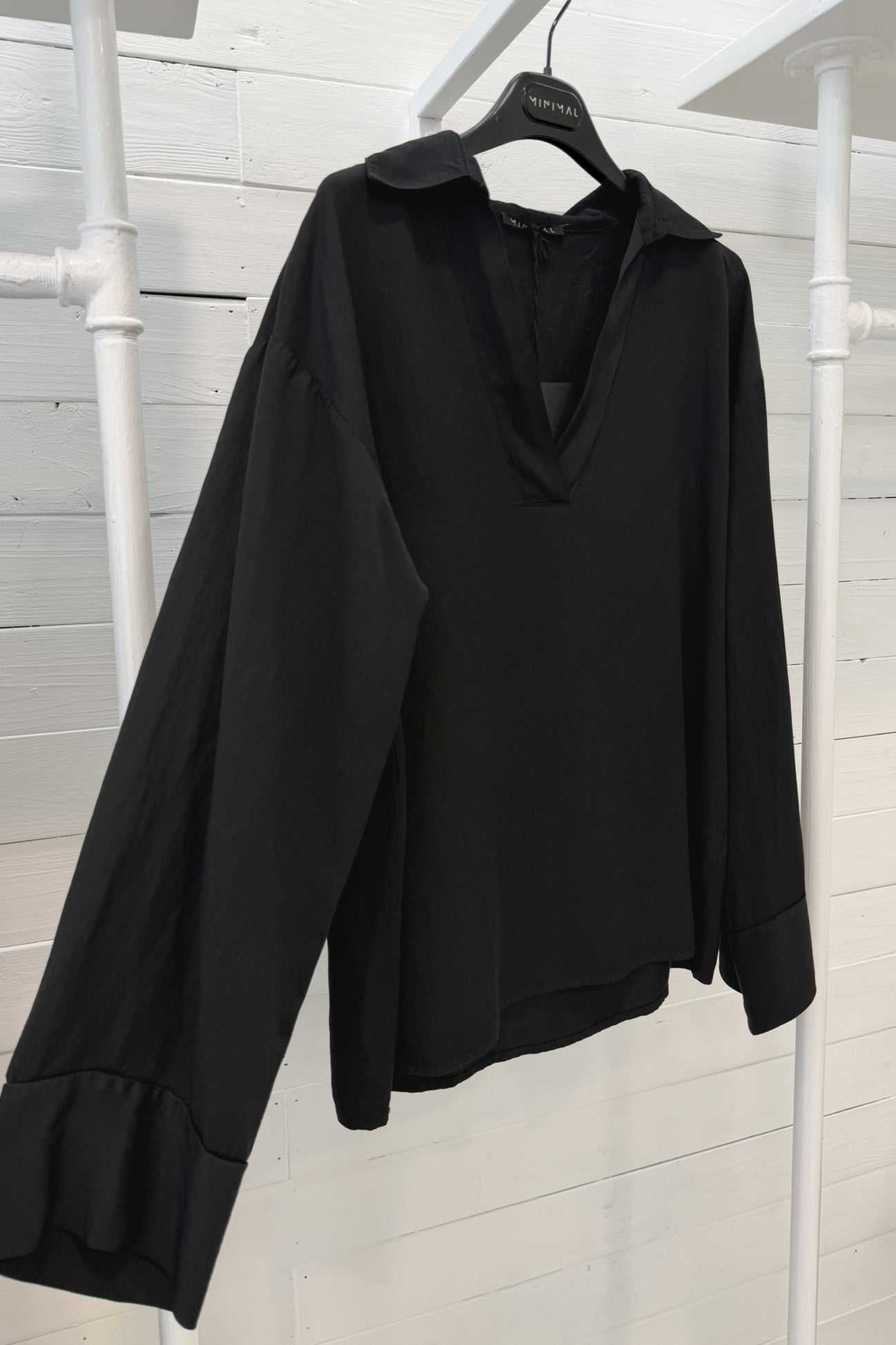 Blusa over nera con scollo a V