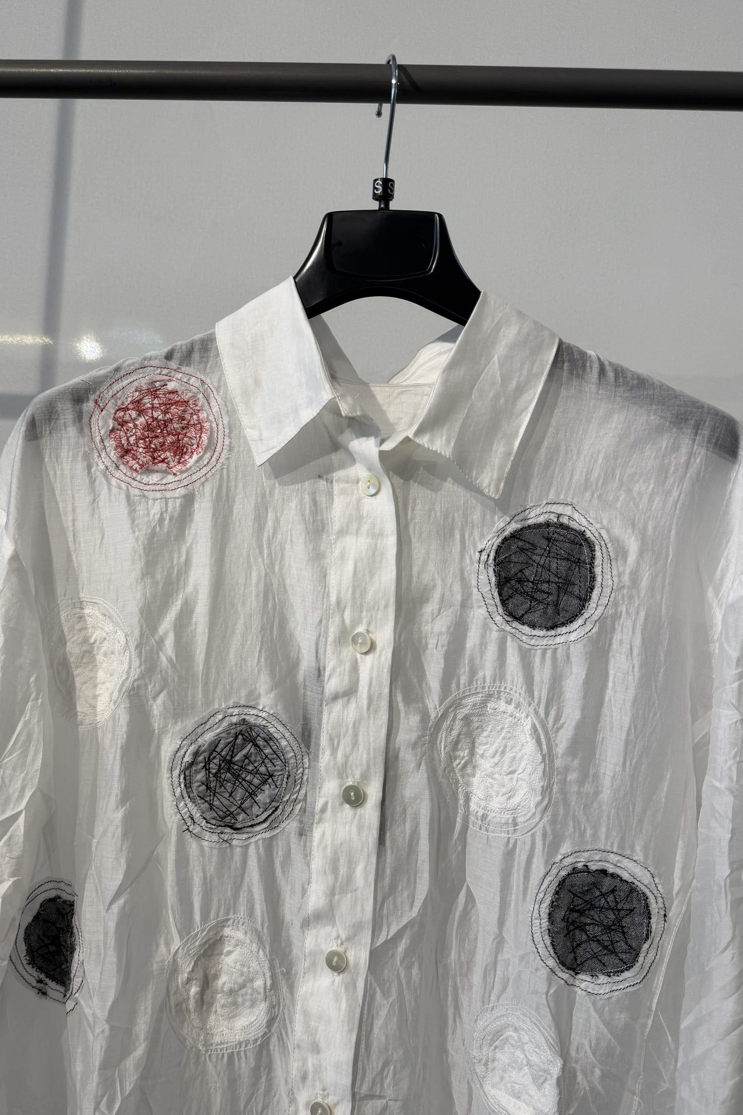 Camicia con applicazioni artistiche circolari