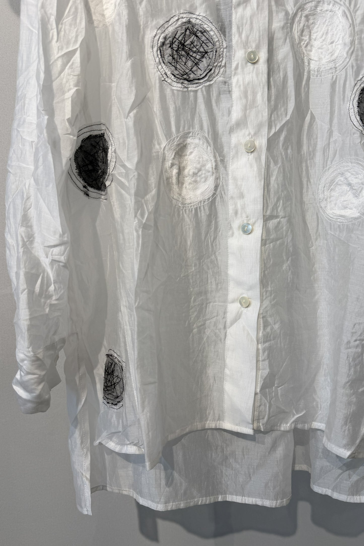Camicia con applicazioni artistiche circolari