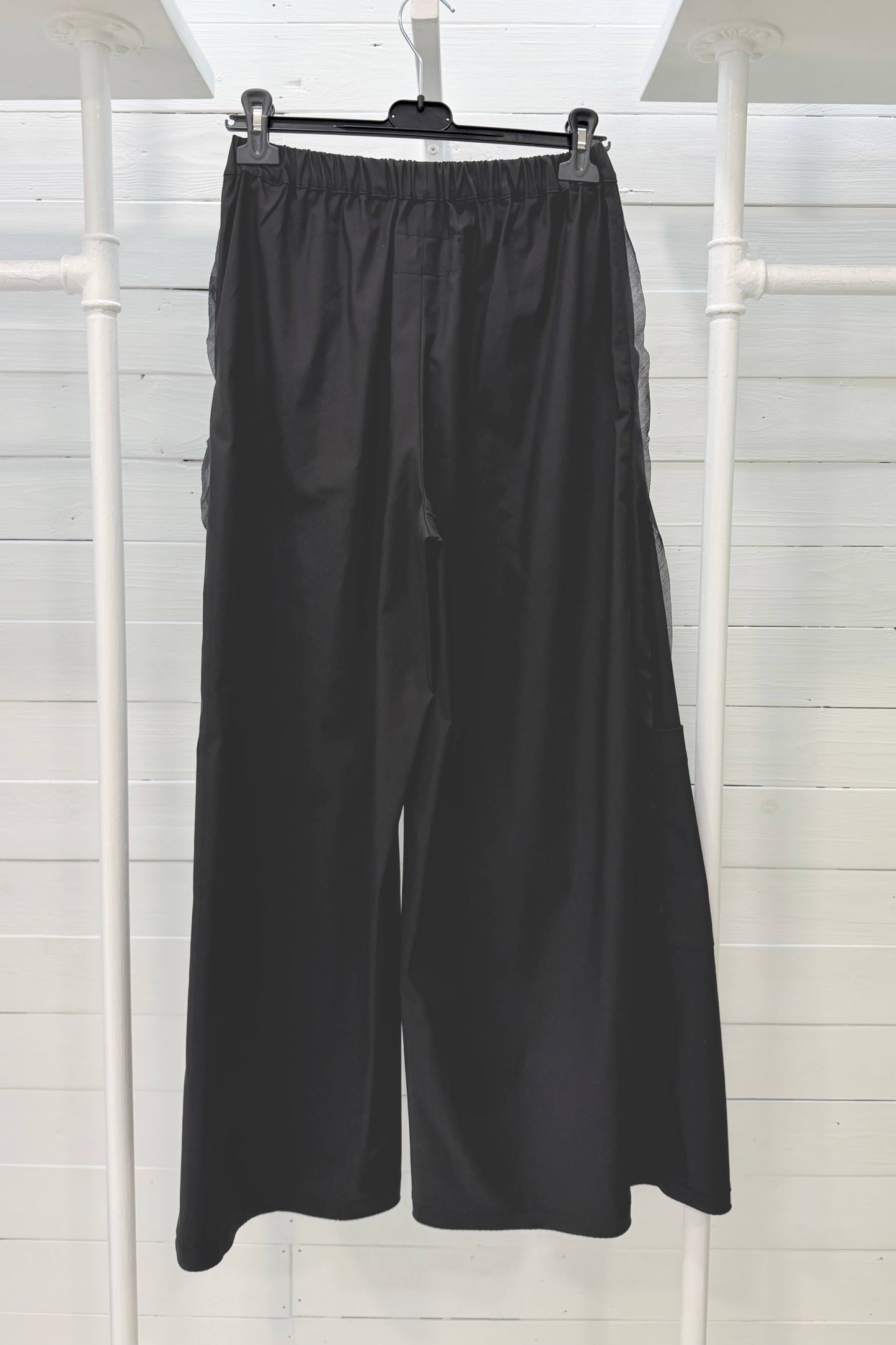 Pantalone a gamba ampia con tasche applicate