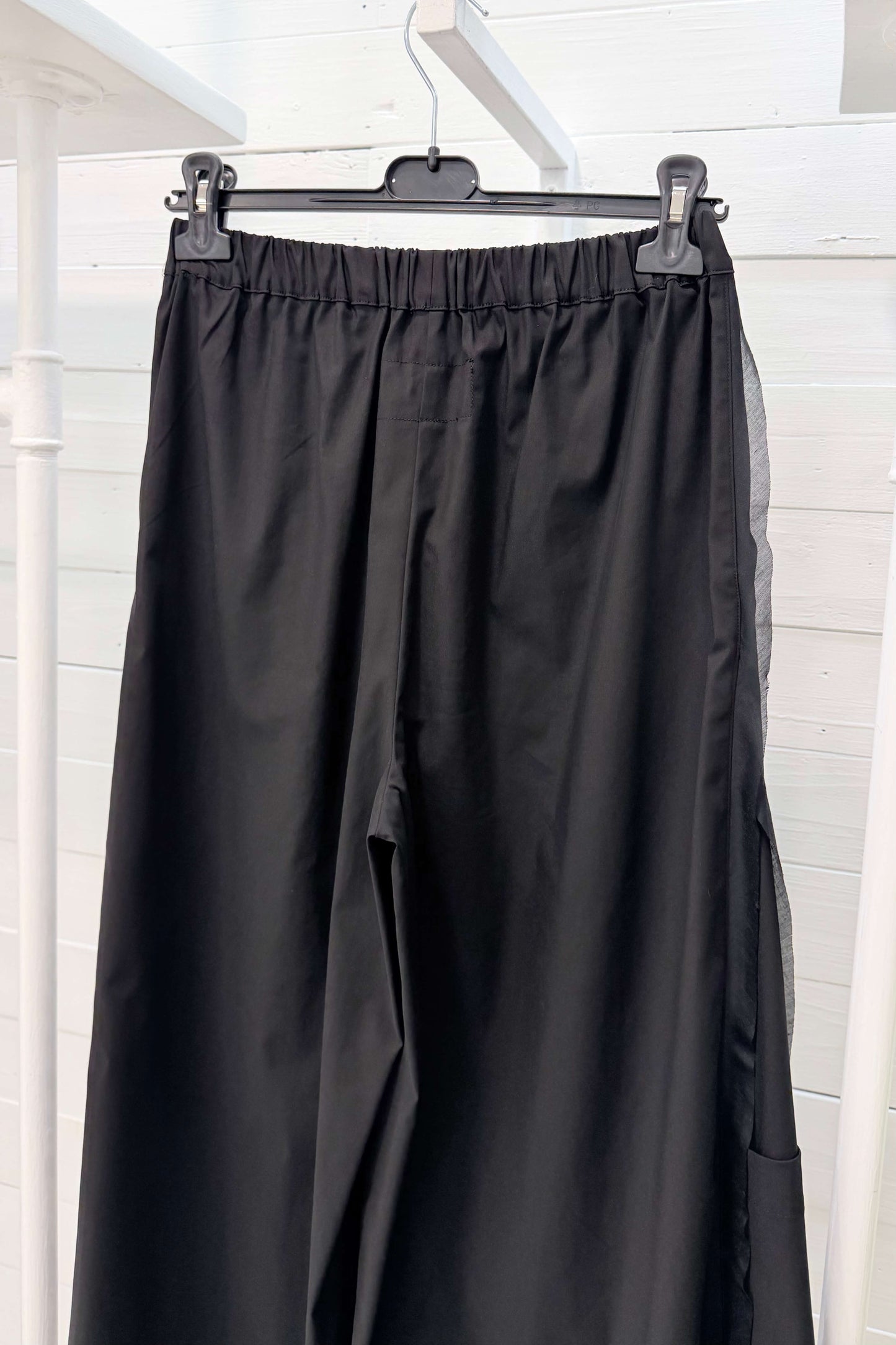 Pantalone a gamba ampia con tasche applicate