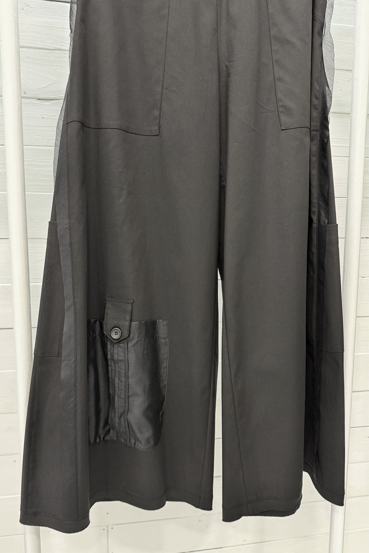 Pantalone a gamba ampia con tasche applicate