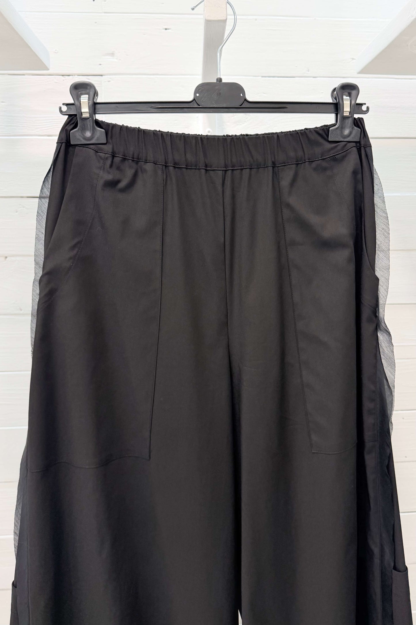 Pantalone a gamba ampia con tasche applicate