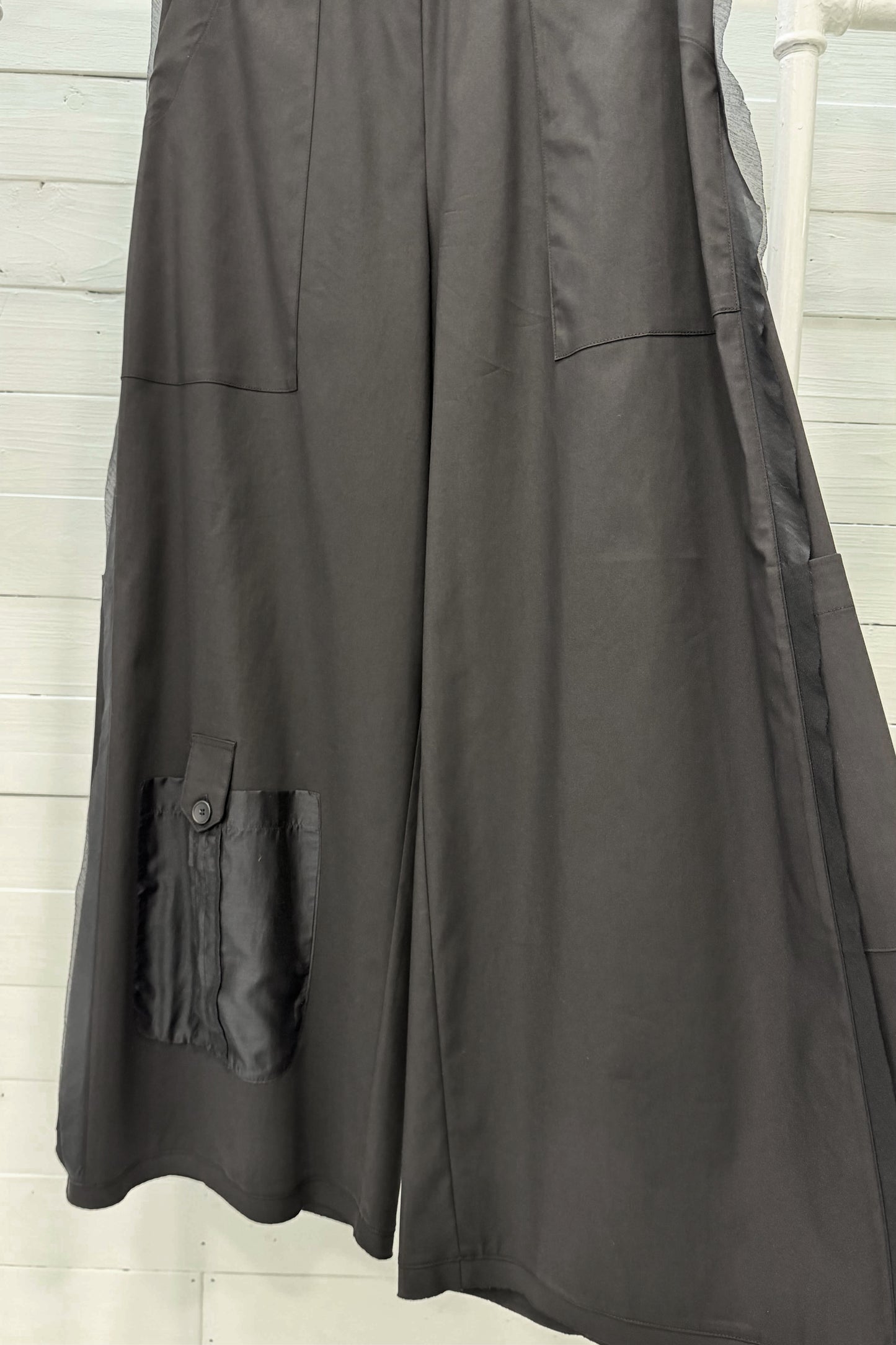 Pantalone a gamba ampia con tasche applicate