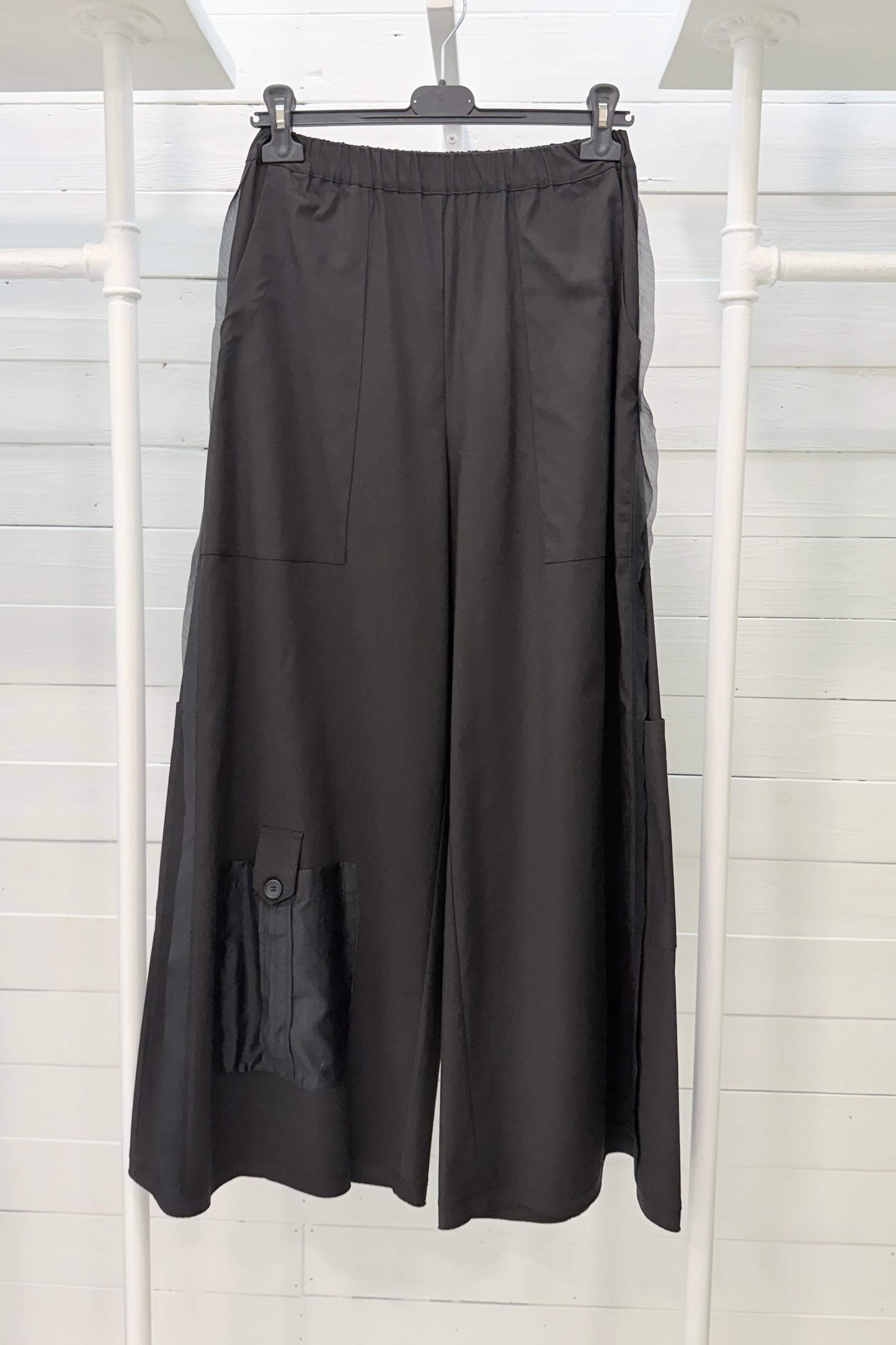 Pantalone a gamba ampia con tasche applicate