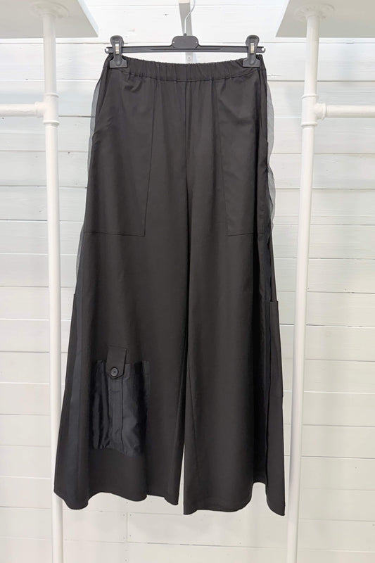 Pantalone a gamba ampia con tasche applicate