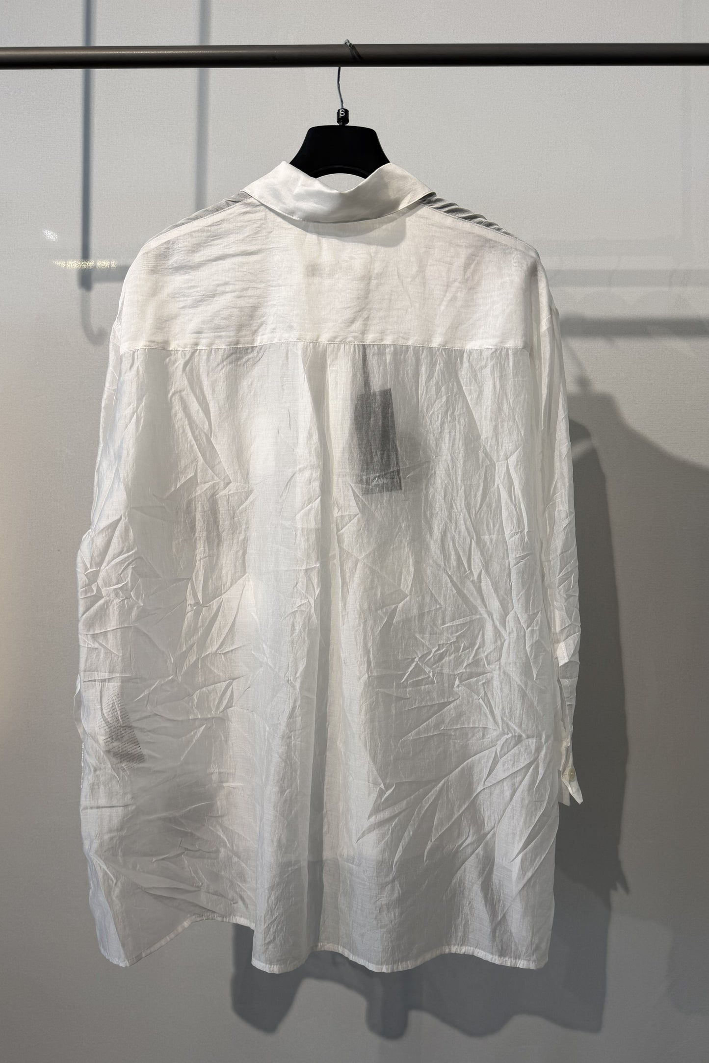 Camicia con applicazioni artistiche circolari