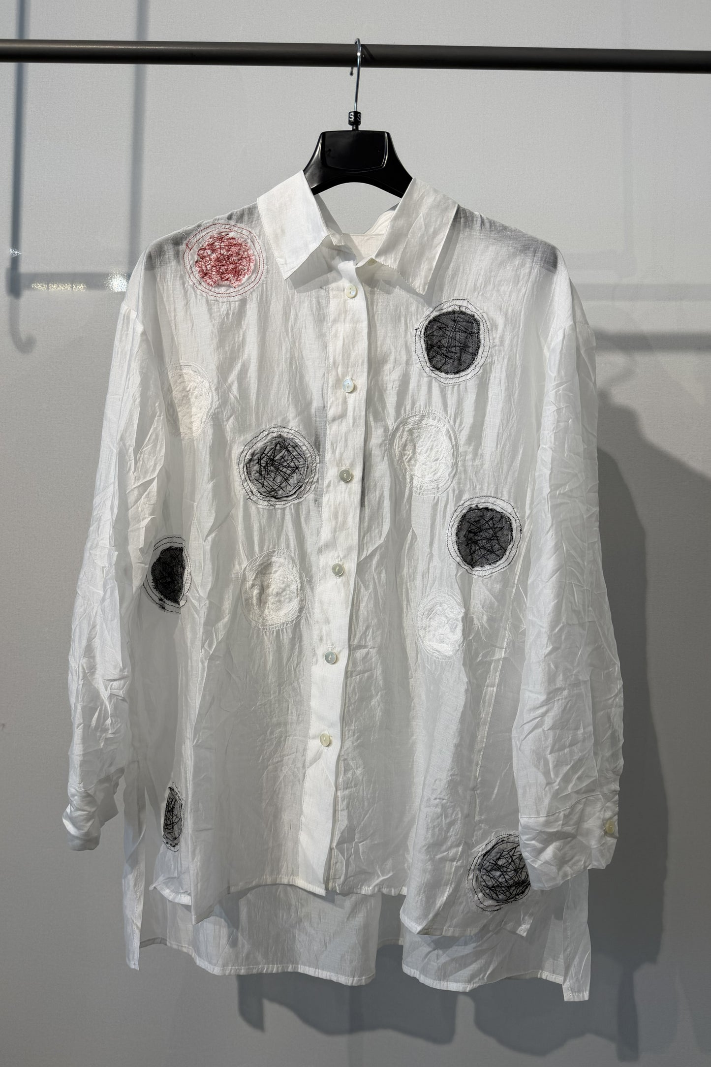 Camicia con applicazioni artistiche circolari