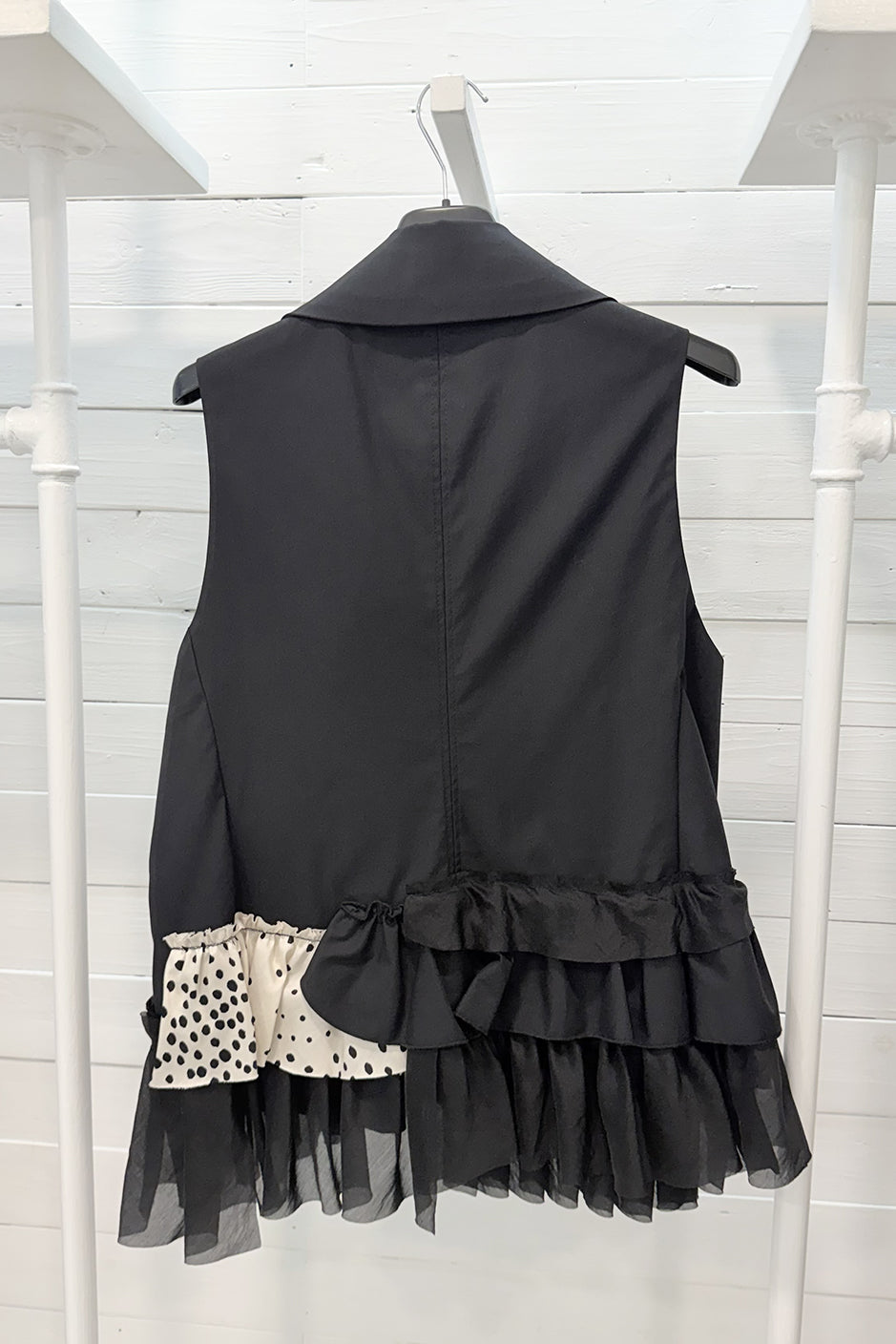 Gilet sartoriale con volant e inserti a contrasto
