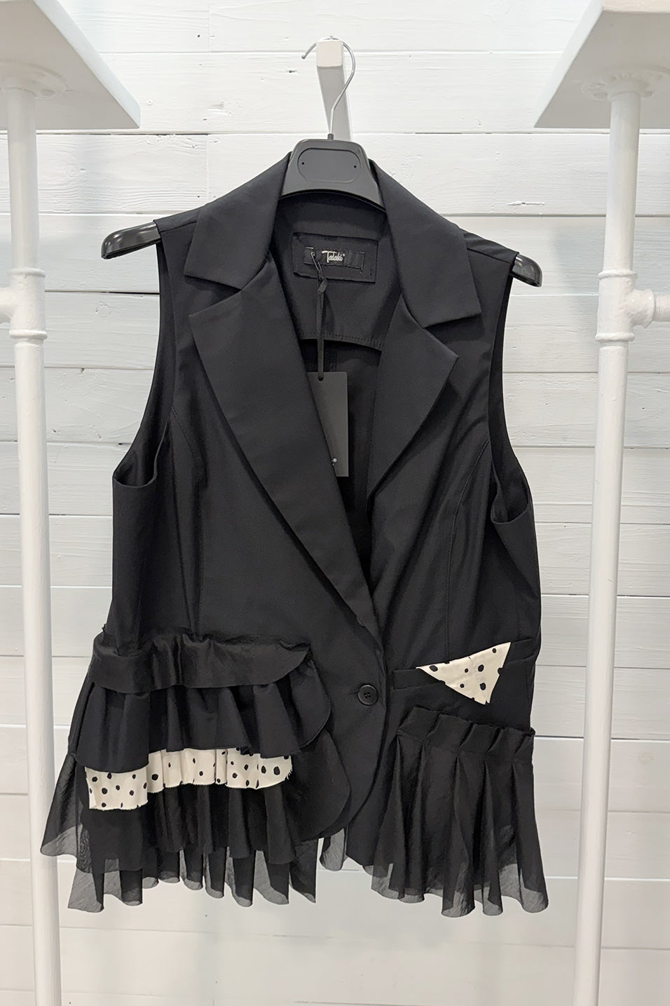 Gilet sartoriale con volant e inserti a contrasto