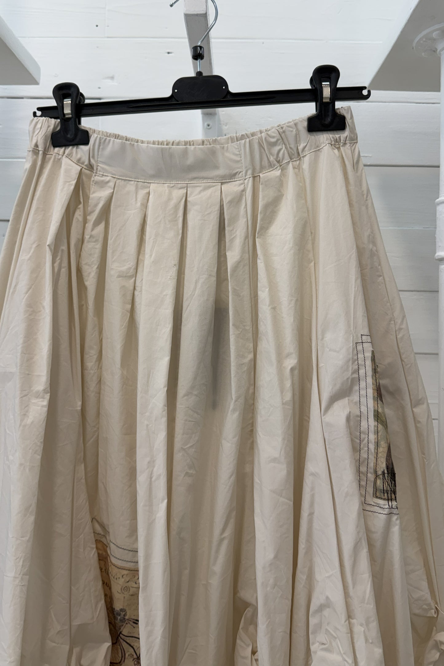 Gonna ampia con riprese e patch vintage