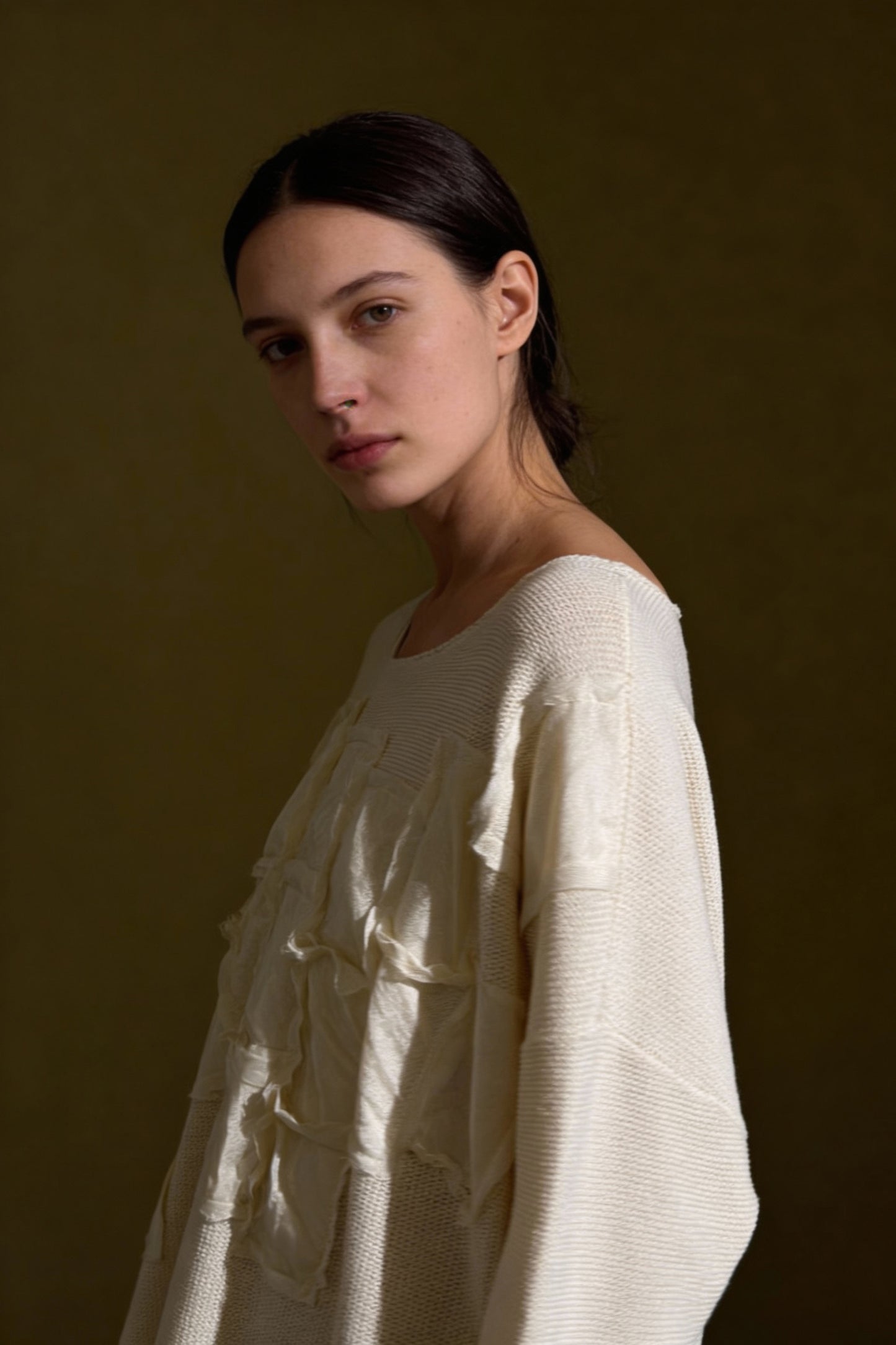 Maglia con applicazioni materiche