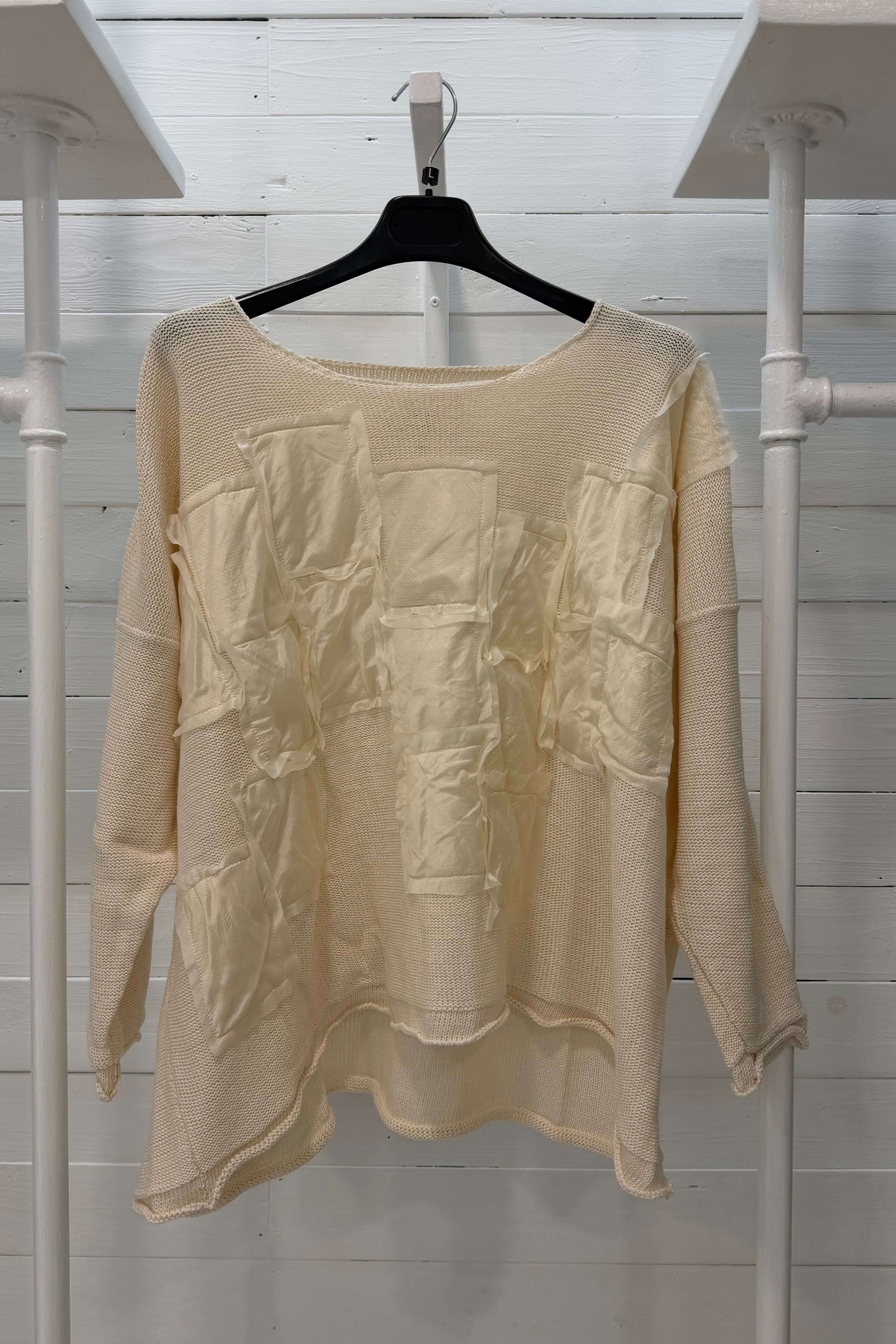 Maglia con applicazioni materiche