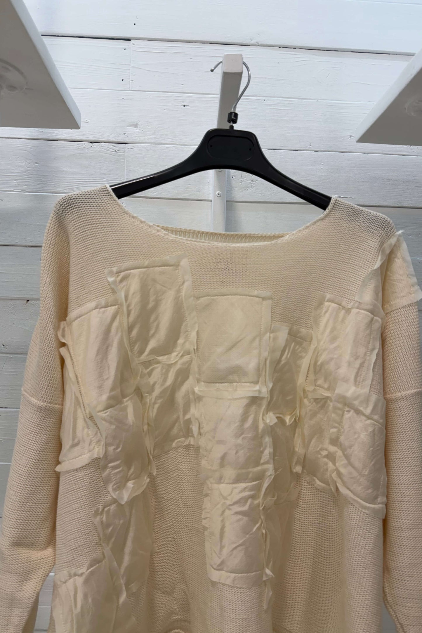 Maglia con applicazioni materiche