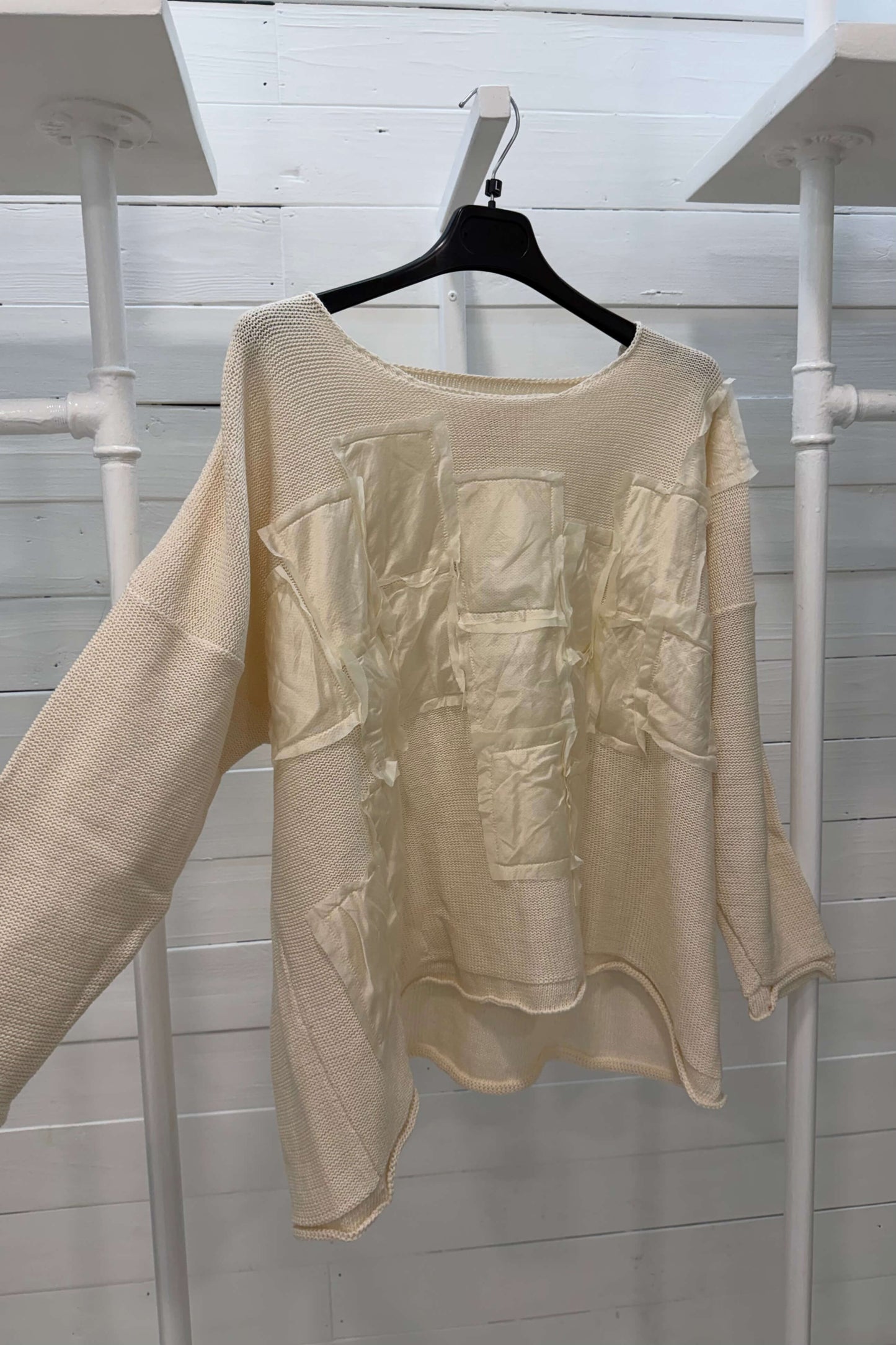 Maglia con applicazioni materiche