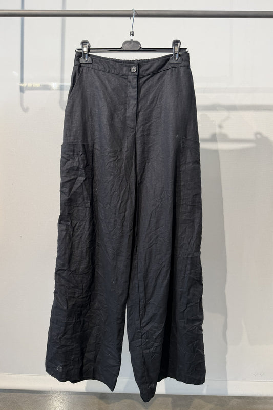 Pantalone ampio in lino con dettagli arricciati