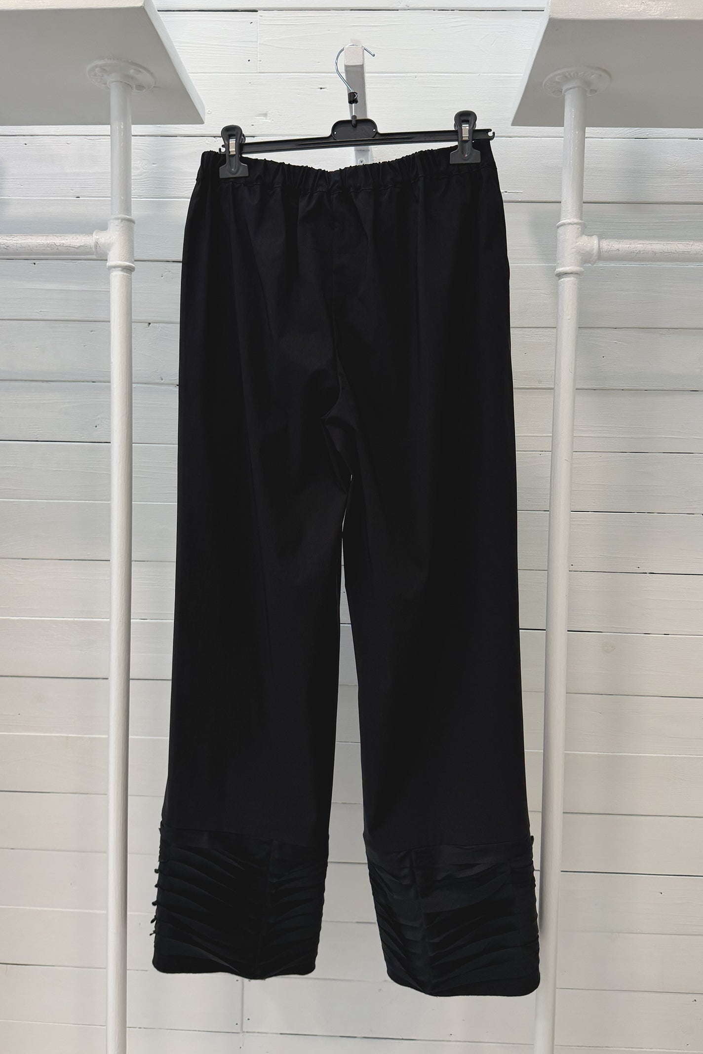 Pantalone con fondo volant