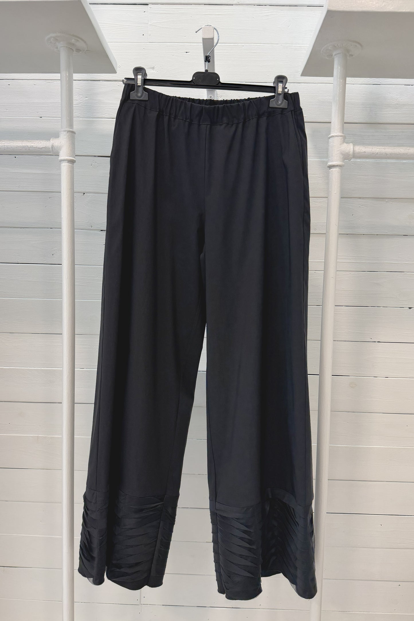 Pantalone con fondo volant