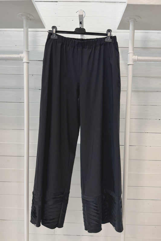 Pantalone con fondo volant