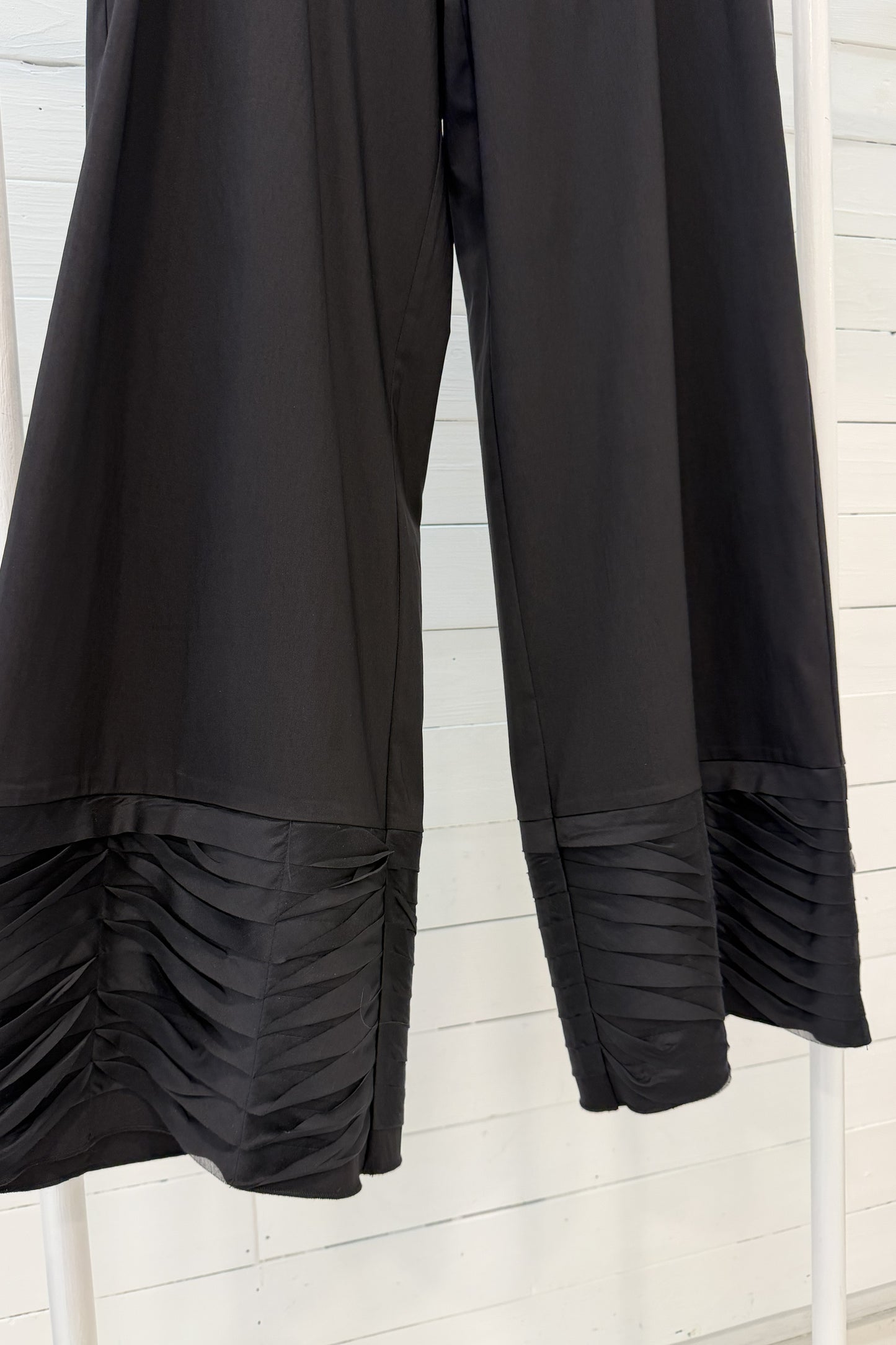 Pantalone con fondo volant