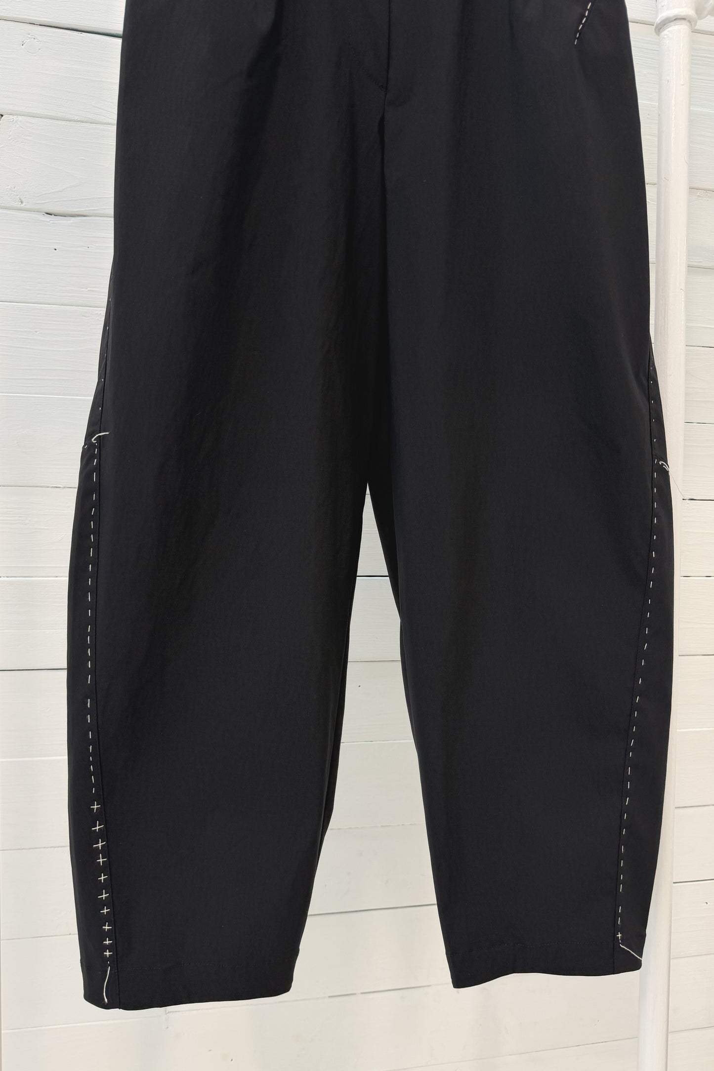 Pantalone con riprese e cuciture a contrasto