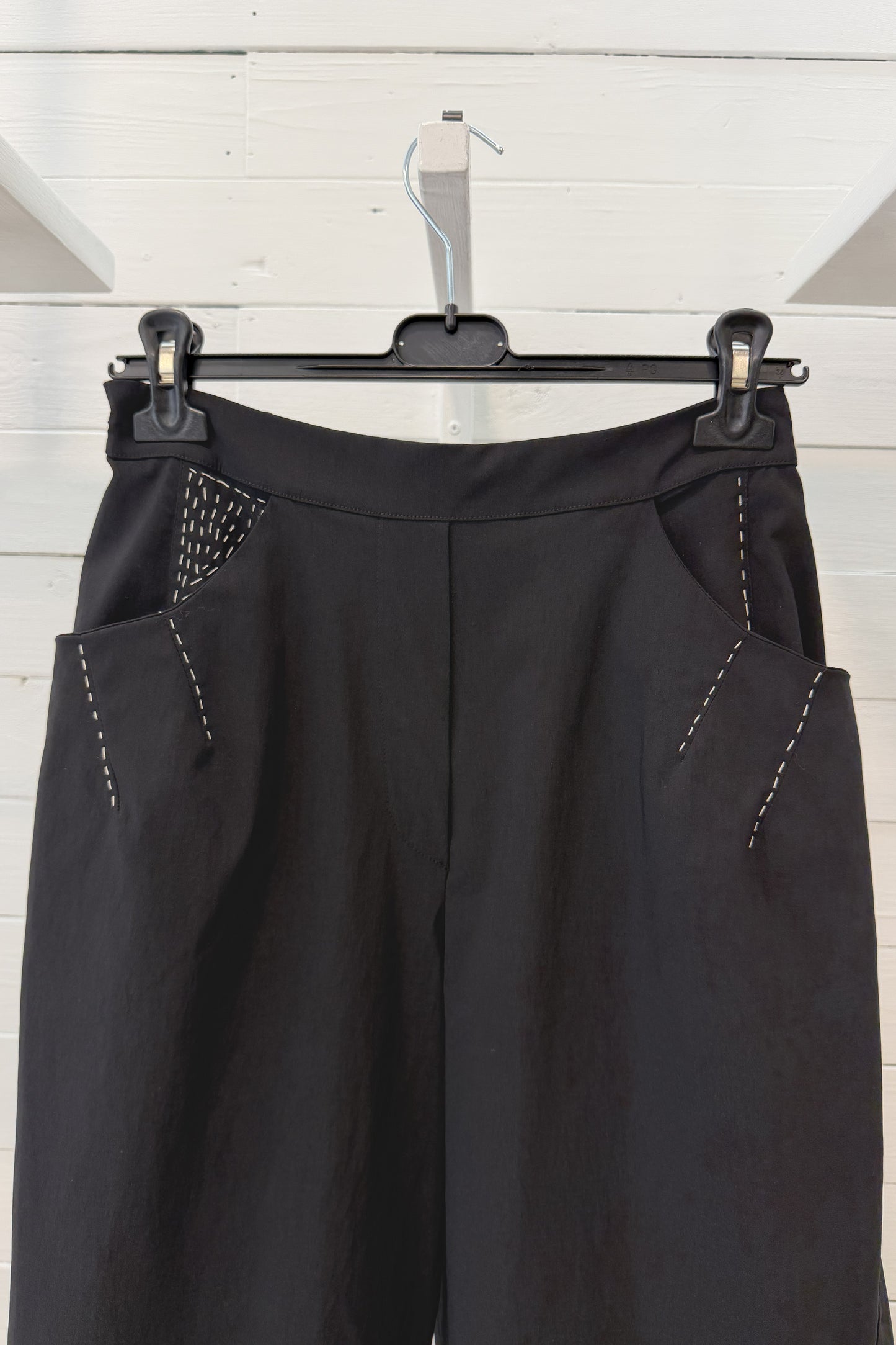 Pantalone con riprese e cuciture a contrasto