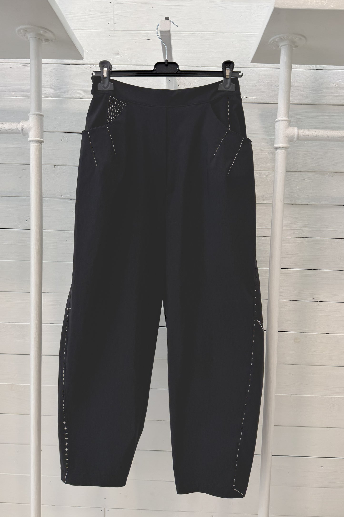 Pantalone con riprese e cuciture a contrasto